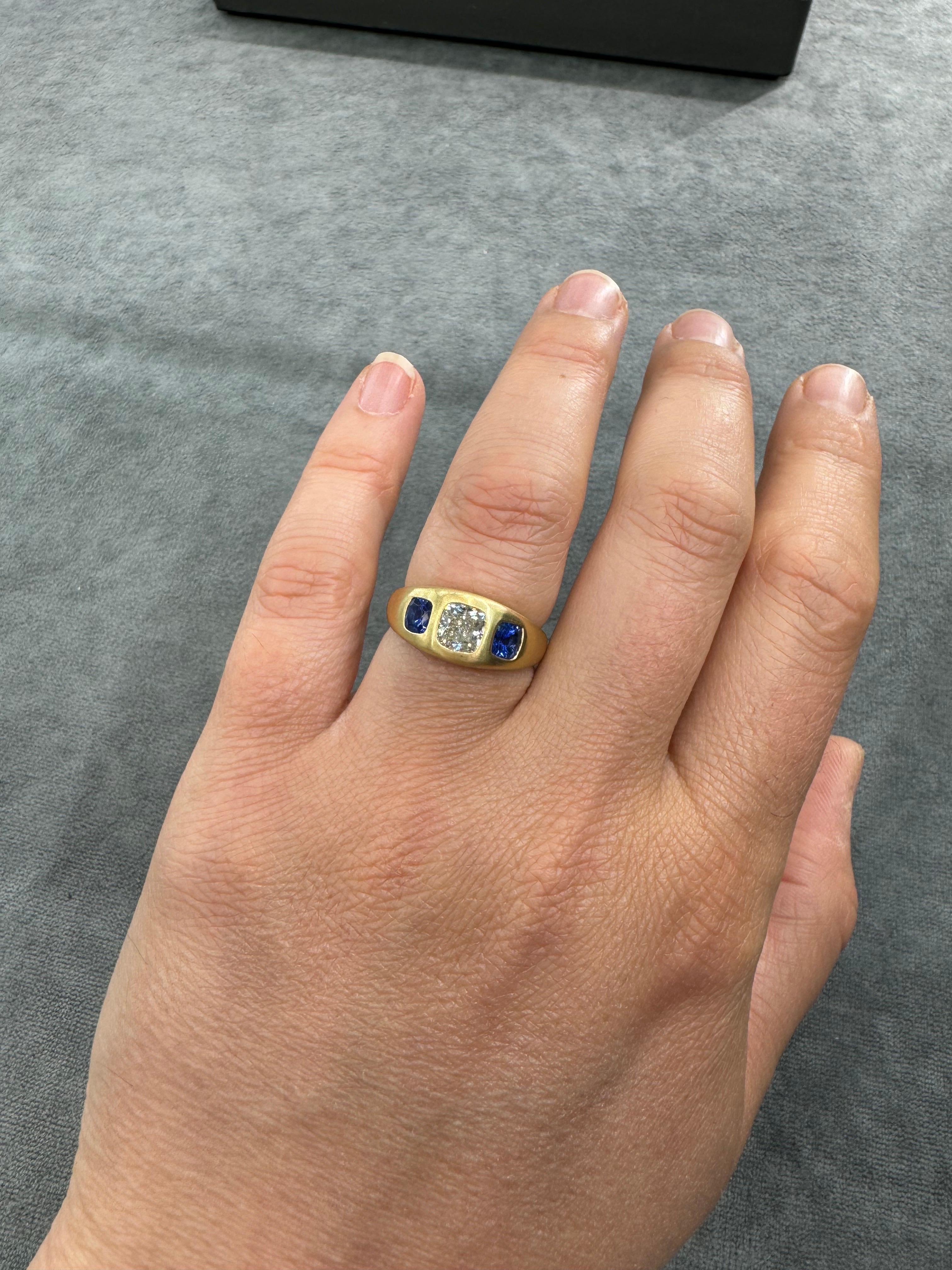 Bague gitan certifiée GIA avec trois pierres, diamants taille coussin et saphirs 1,64 carat 18 carats en vente 1