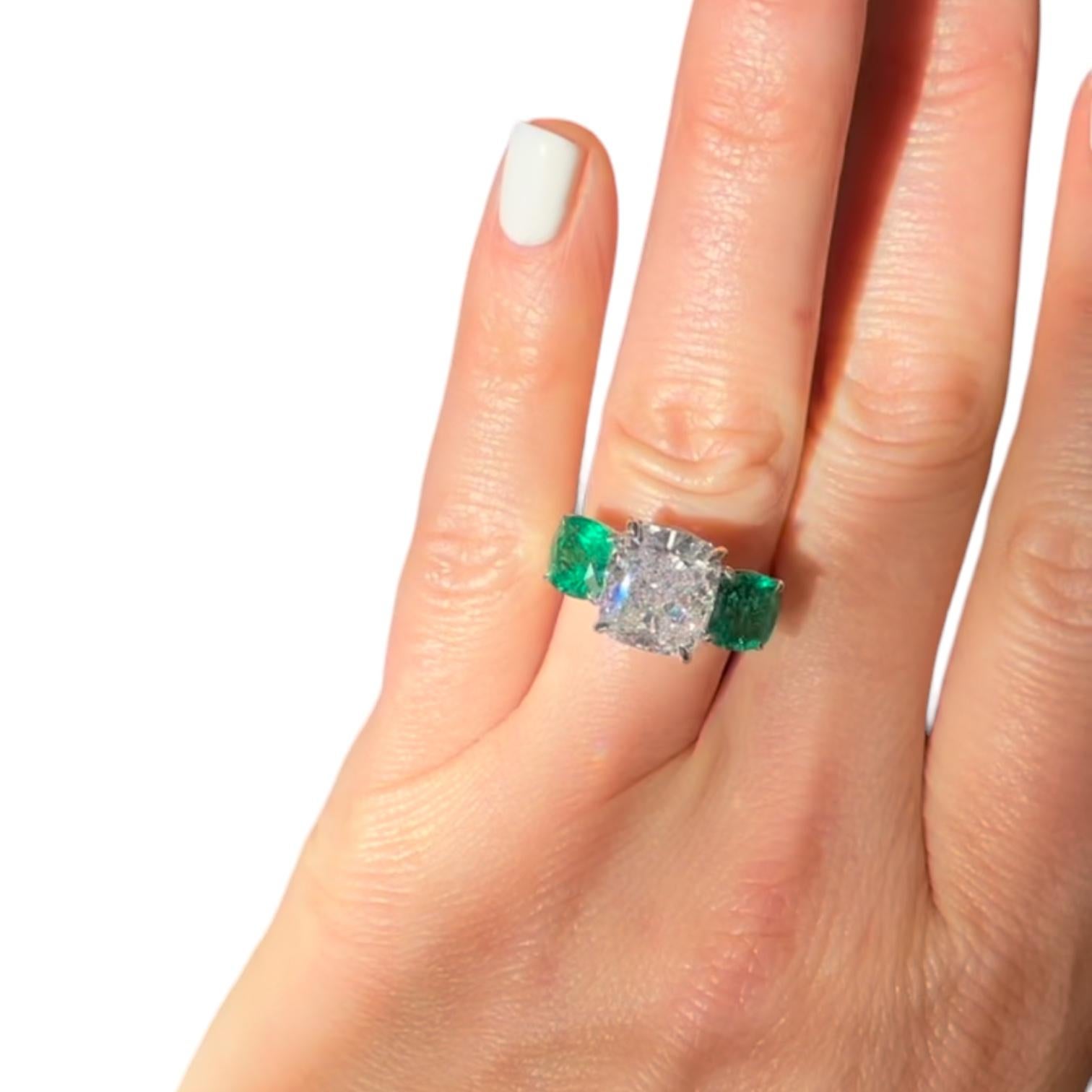 Bague à trois pierres, diamants et émeraudes, certifiée GIA Neuf - En vente à Beverly Hills, CA