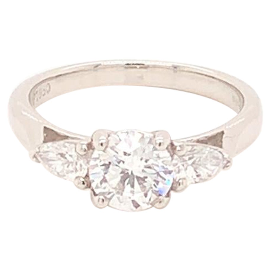 GIA-zertifizierter dreisteiniger Diamantring aus Platin