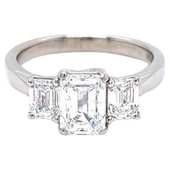 Anello con tre pietre di diamante taglio smeraldo certificato GIA in platino