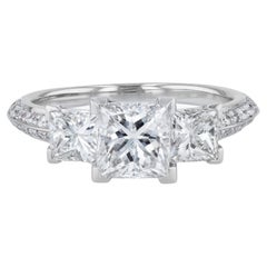 GIA-zertifizierter Verlobungsring aus Platin mit drei Steinen im Prinzessinnenschliff und Diamanten, handgefertigt