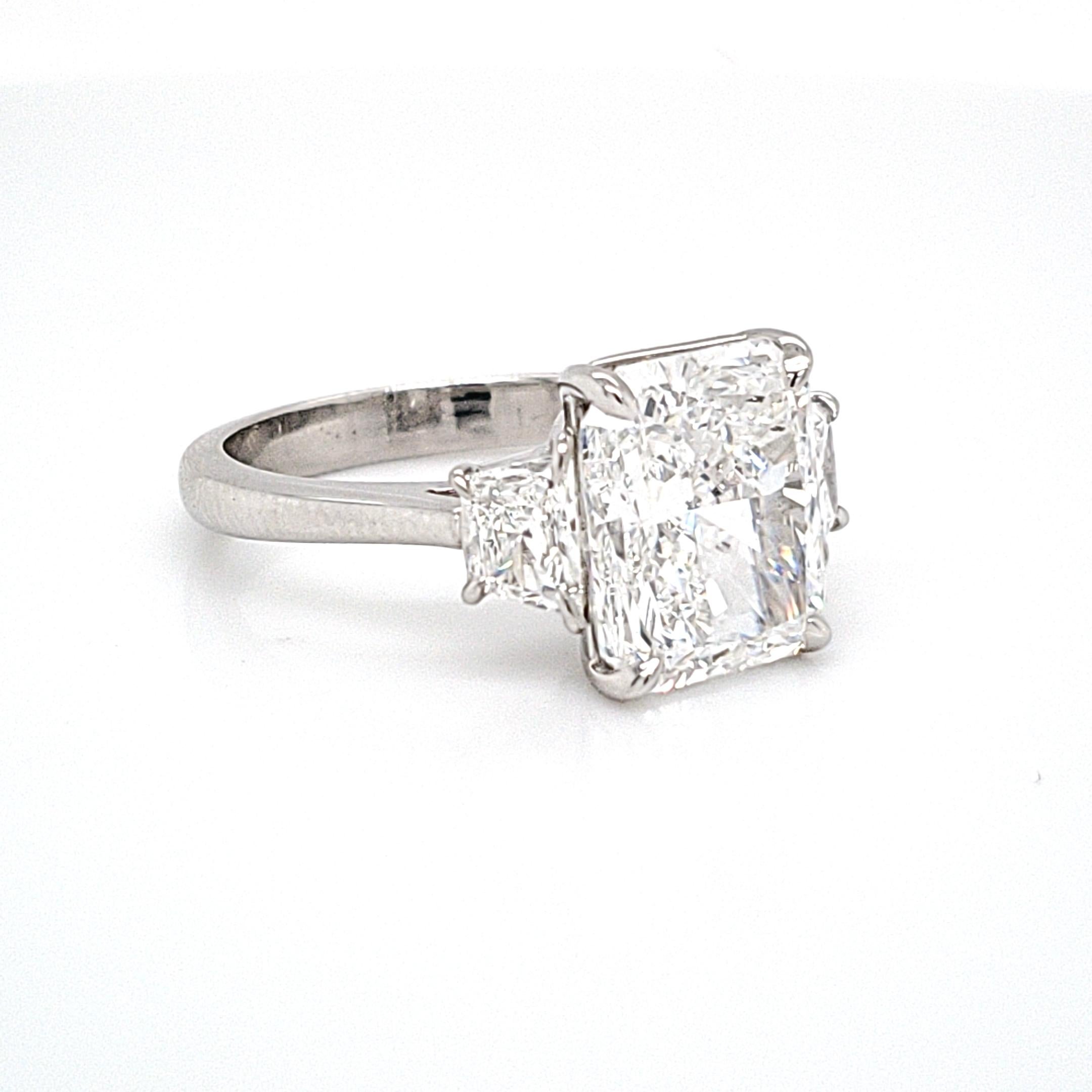 GIA Certified Three-Stone Ring with a 4.40 Carat Radiant Cut Center In New Condition In New York, NY