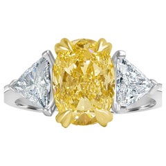 Anello in oro 18k con tre pietre certificate GIA: 3,93 carati di diamante giallo chiaro con taglio ovale