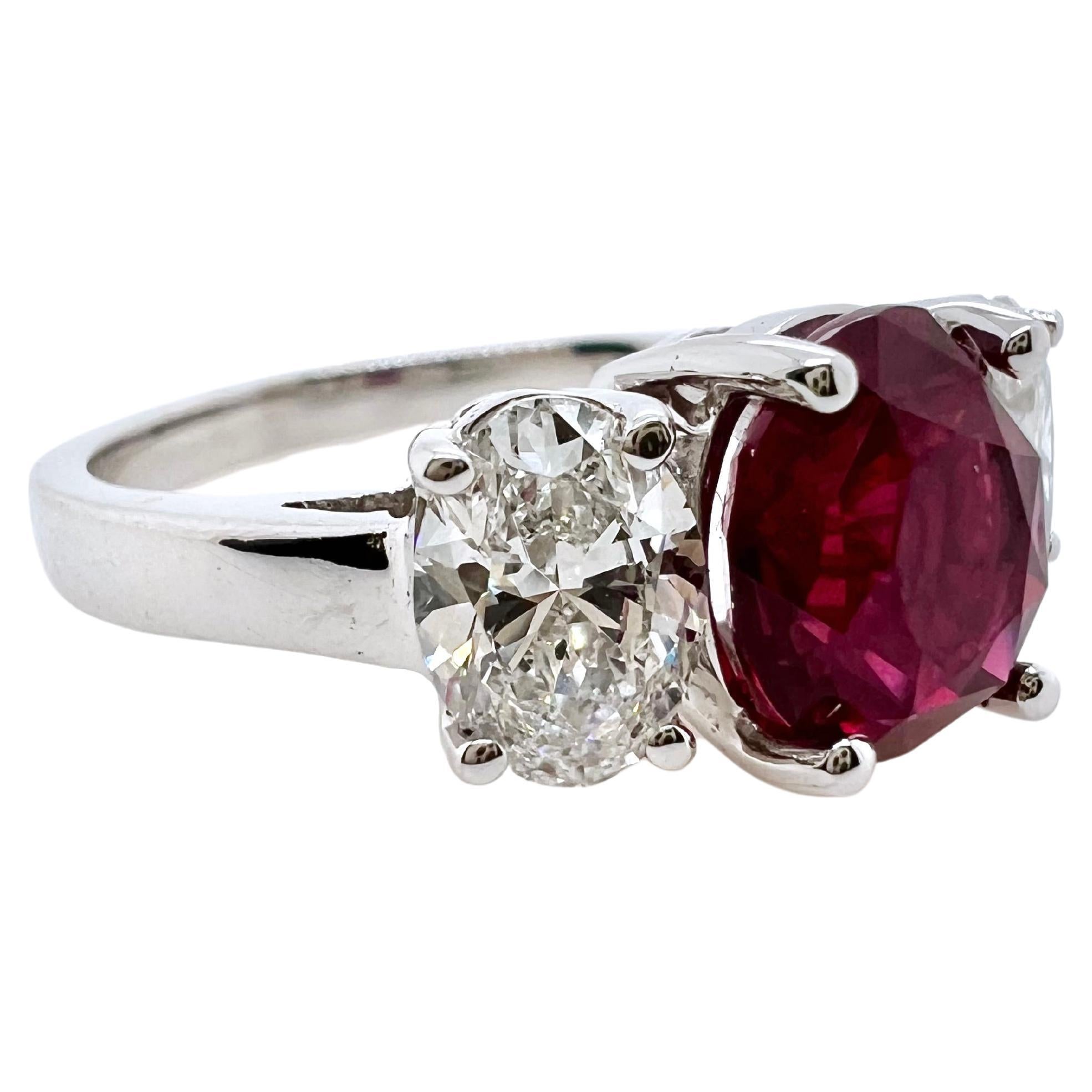 Taglio ovale Anello con tre pietre di rubino non riscaldato e diamanti certificato GIA in vendita