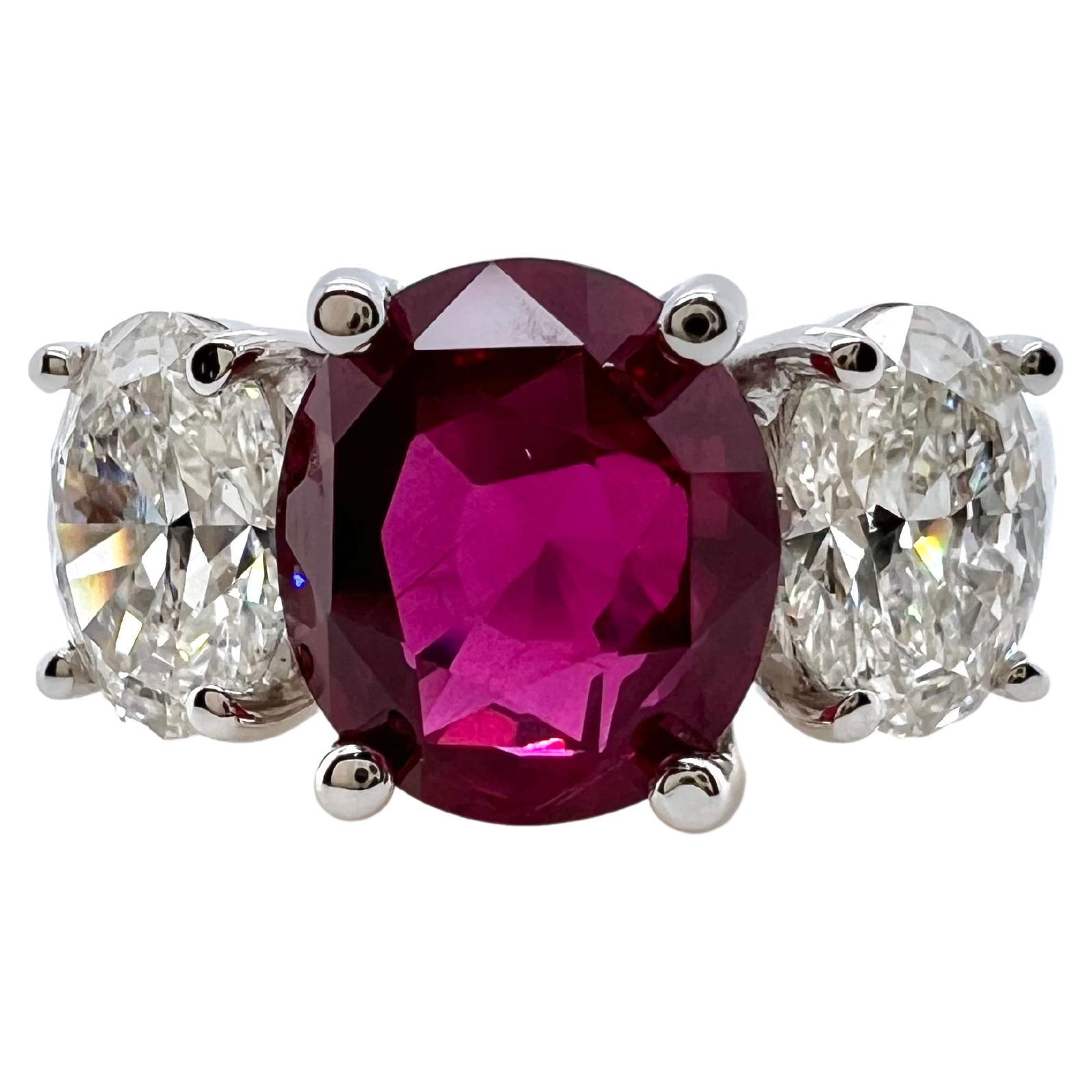 Anillo de tres piedras de rubí sin calentar con diamantes certificado por el GIA
