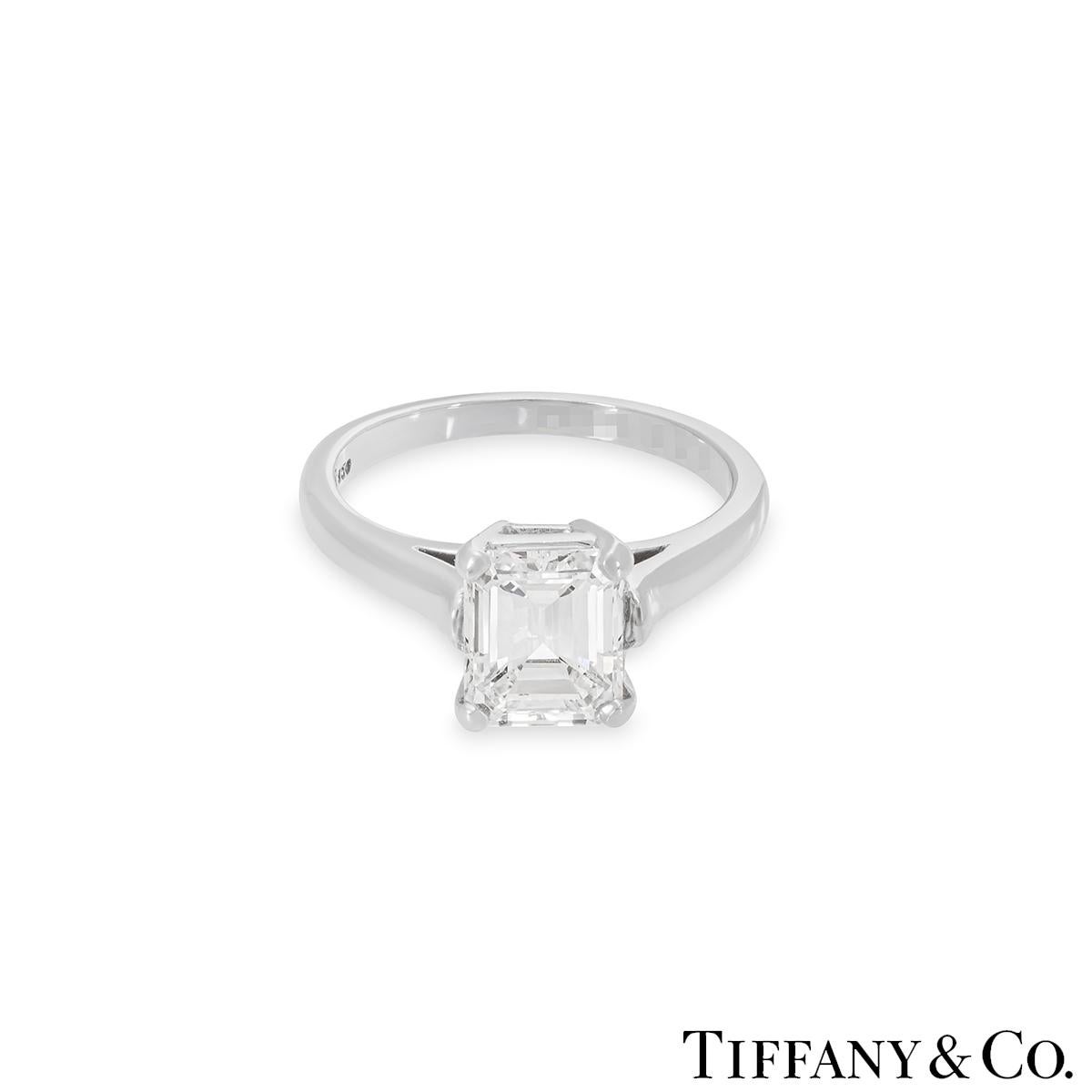 Taille émeraude Certifié GIA Tiffany & Co. Bague de fiançailles avec diamant taille émeraude 1,59 carat E/VS1 en vente