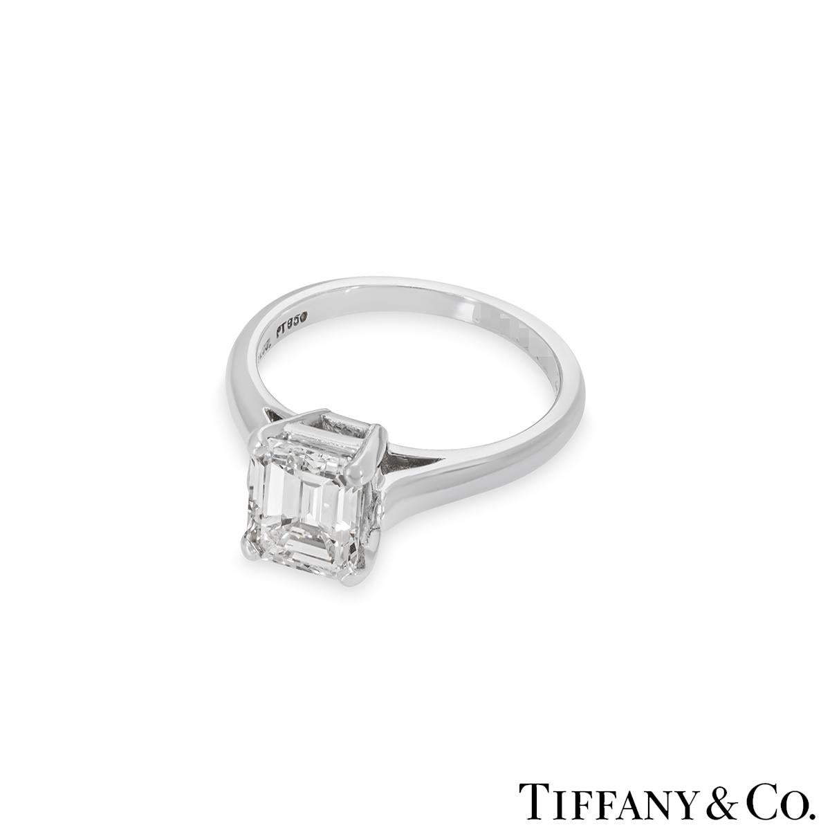 Certifié GIA Tiffany & Co. Bague de fiançailles avec diamant taille émeraude 1,59 carat E/VS1 Excellent état - En vente à London, GB