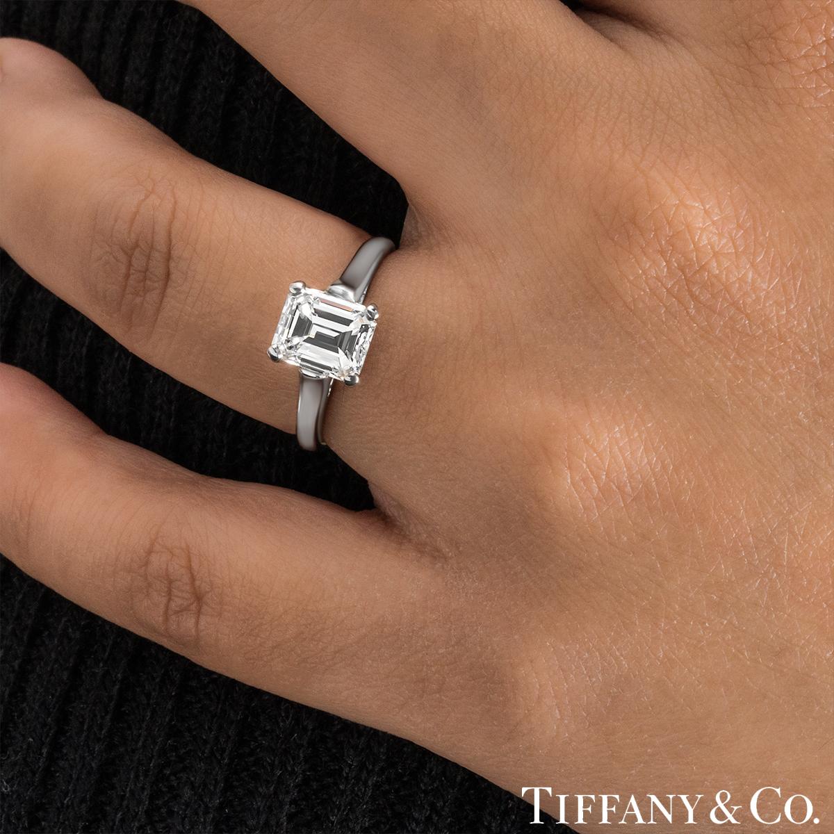 Certifié GIA Tiffany & Co. Bague de fiançailles avec diamant taille émeraude 1,59 carat E/VS1 en vente 1