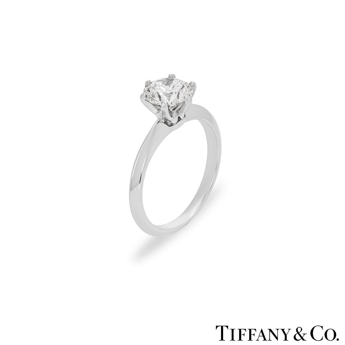 Une bague solitaire en diamant platine éblouissante de Tiffany & Co. de la collection Setting. Le solitaire présente un diamant rond de taille brillant serti au centre dans une monture à 6 griffes, pesant 1,09ct, de couleur D et de pureté IF.