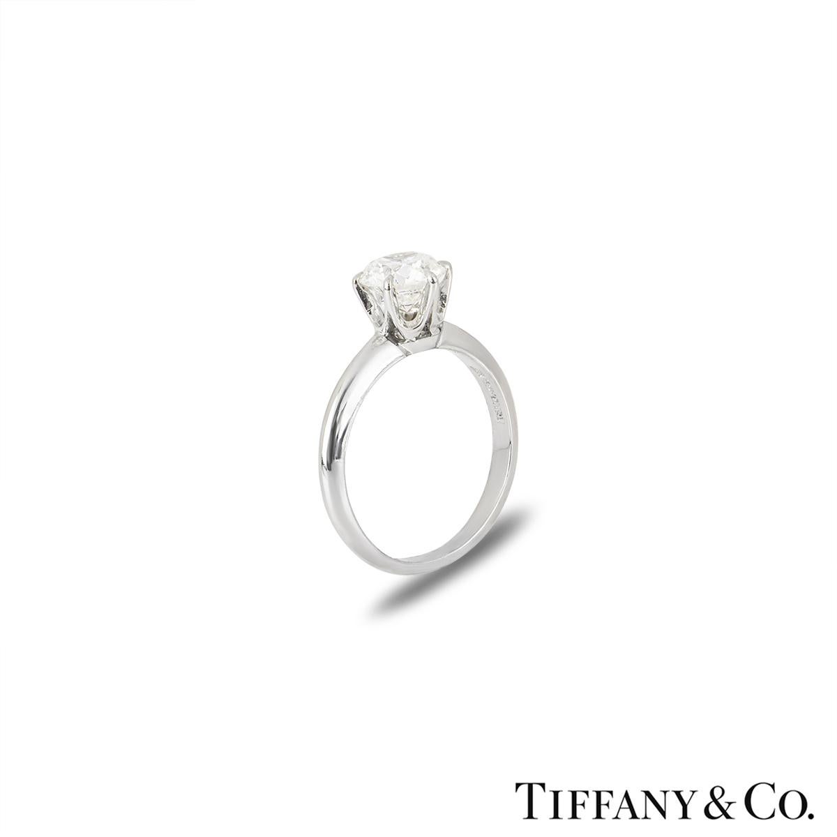 Ein wunderschöner Platin-Diamantring von Tiffany & Co. aus der Setting Collection. Der Ring besteht aus einem runden Diamanten im Brillantschliff in einer 6-Krallen-Fassung mit einem Gewicht von 1,10ct, Farbe I und Reinheit VVS2. Der Diamant erhält