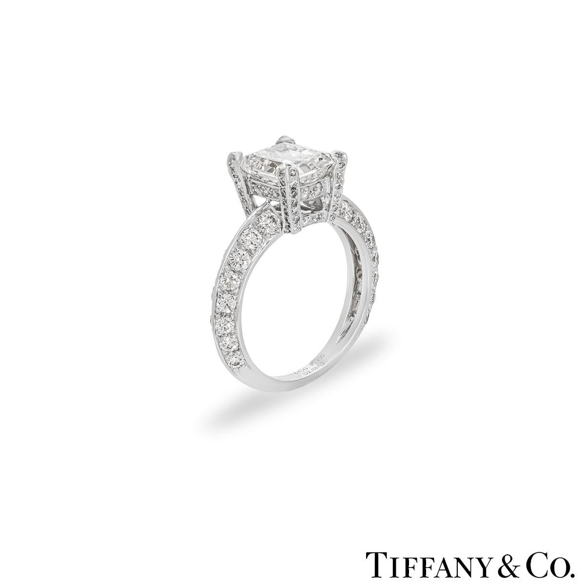 Taille radiant Certifié GIA Tiffany & Co. Bague en platine avec diamant taille radiant de 2,01 carats G/IF en vente