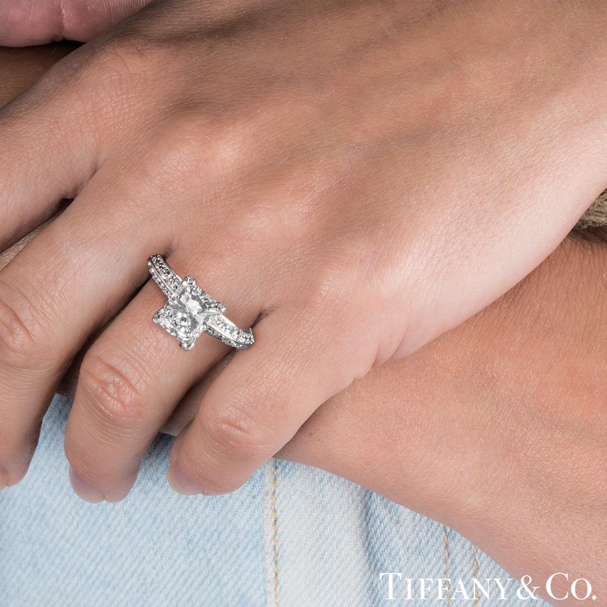 Certifié GIA Tiffany & Co. Bague en platine avec diamant taille radiant de 2,01 carats G/IF en vente 2