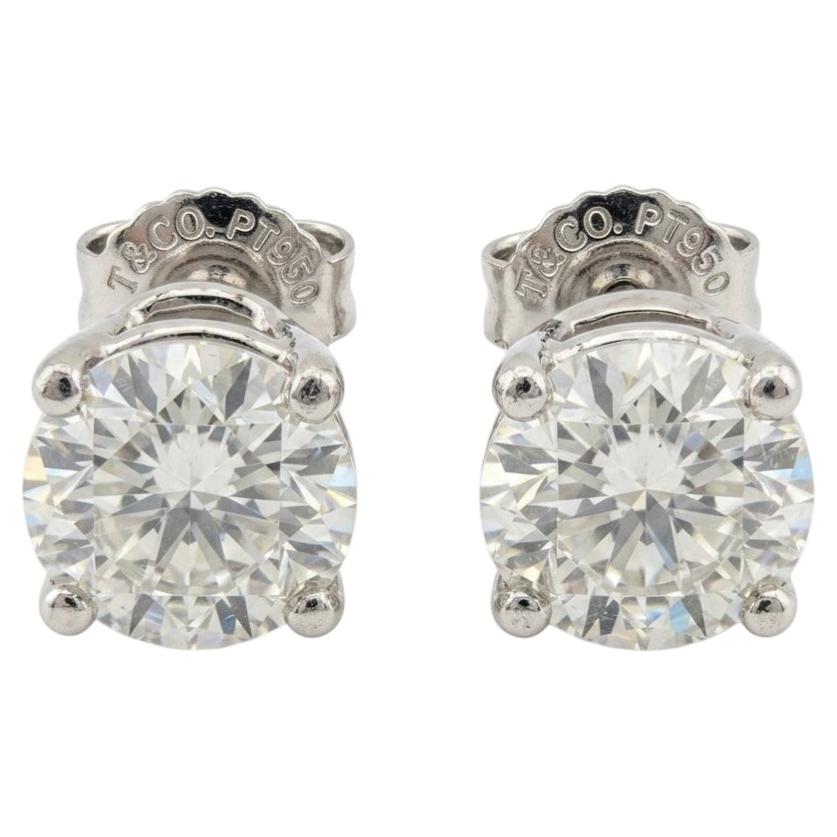 Certificado por el GIA, de Tiffany & Co. Pendientes de platino con diamantes redondos de 2,25 quilates en venta