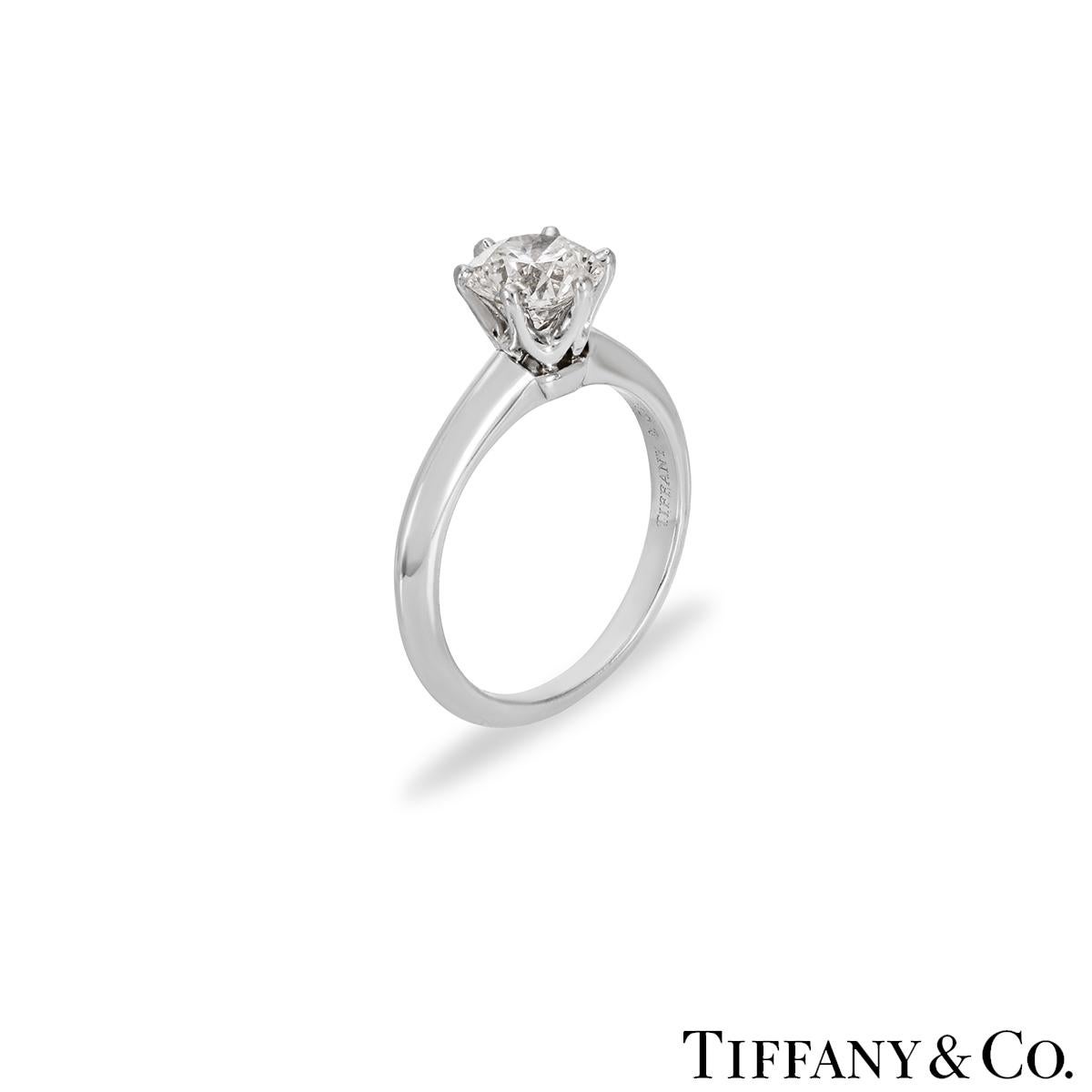 Une magnifique bague en platine sertie de diamants de Tiffany & Co. de la collection The Setting. La bague comprend un diamant rond de taille brillant dans une monture à 6 griffes, d'un poids de 1,01ct, de couleur E et de pureté VS1. La bague est