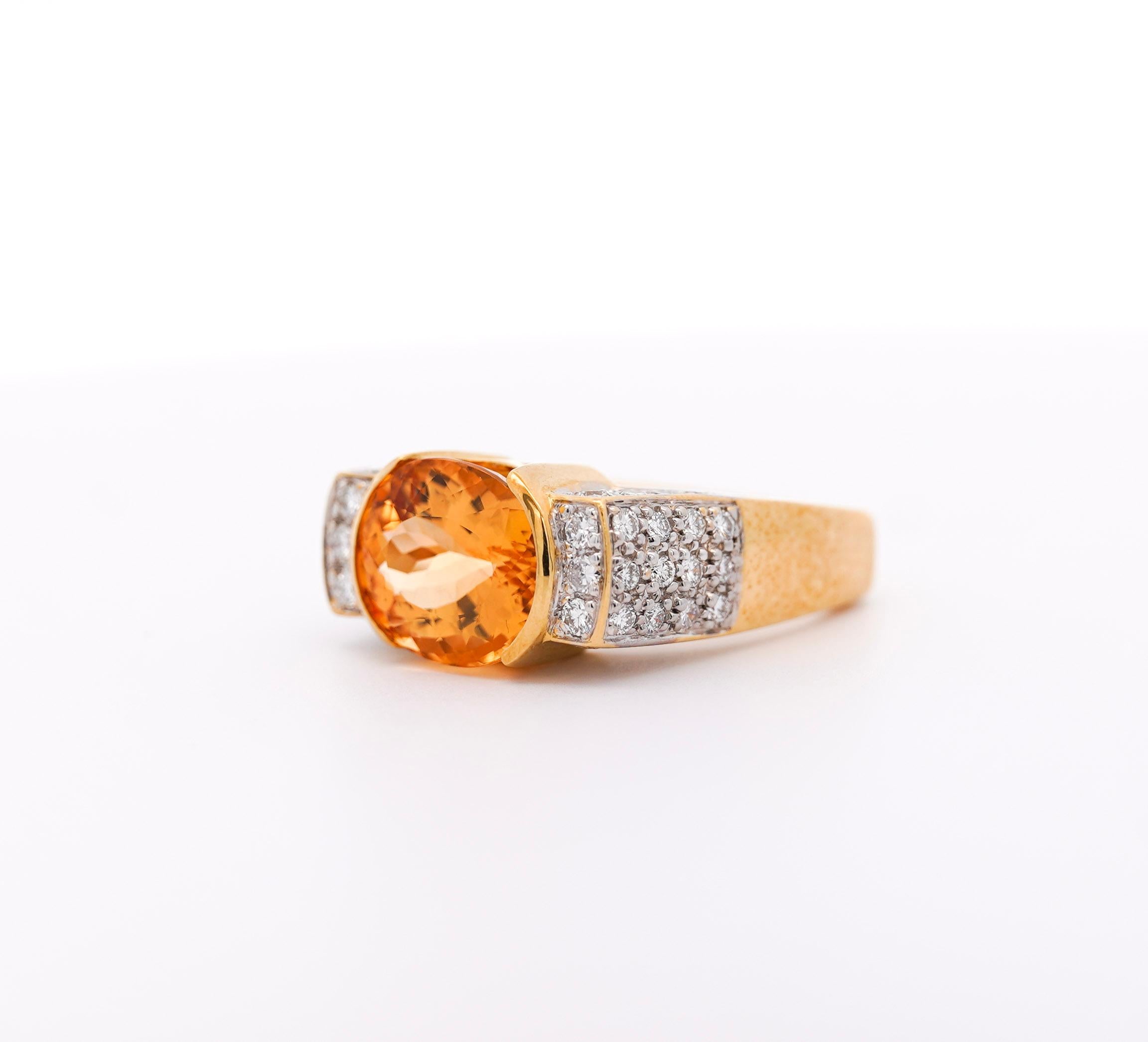 GIA Certified Topaz Half Bezel & Diamond Square Shape Vintage Ring in 18k Gold (Bague vintage en or 18k) Neuf - En vente à Miami, FL