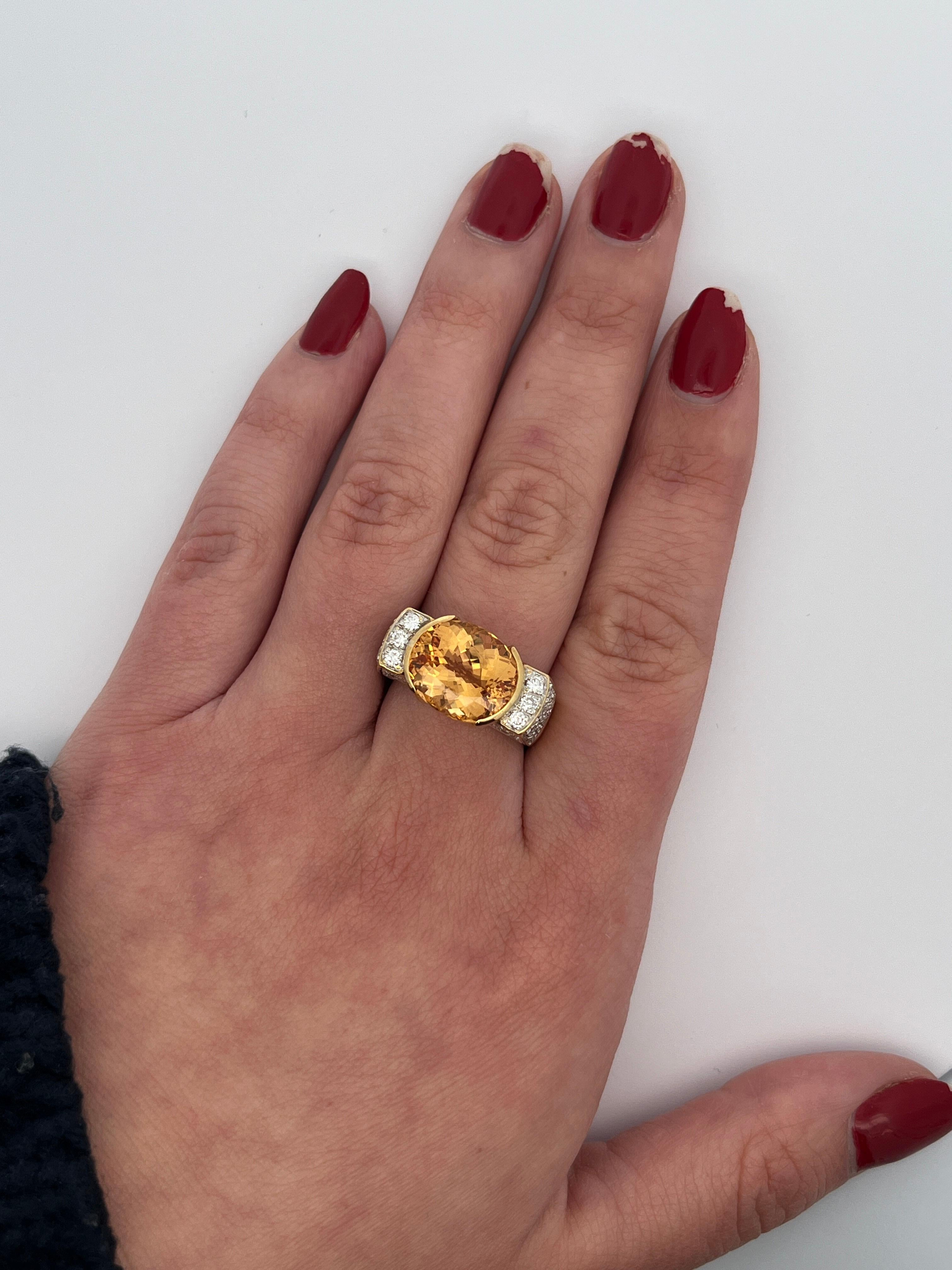 GIA Certified Topaz Half Bezel & Diamond Square Shape Vintage Ring in 18k Gold (Bague vintage en or 18k) Pour femmes en vente