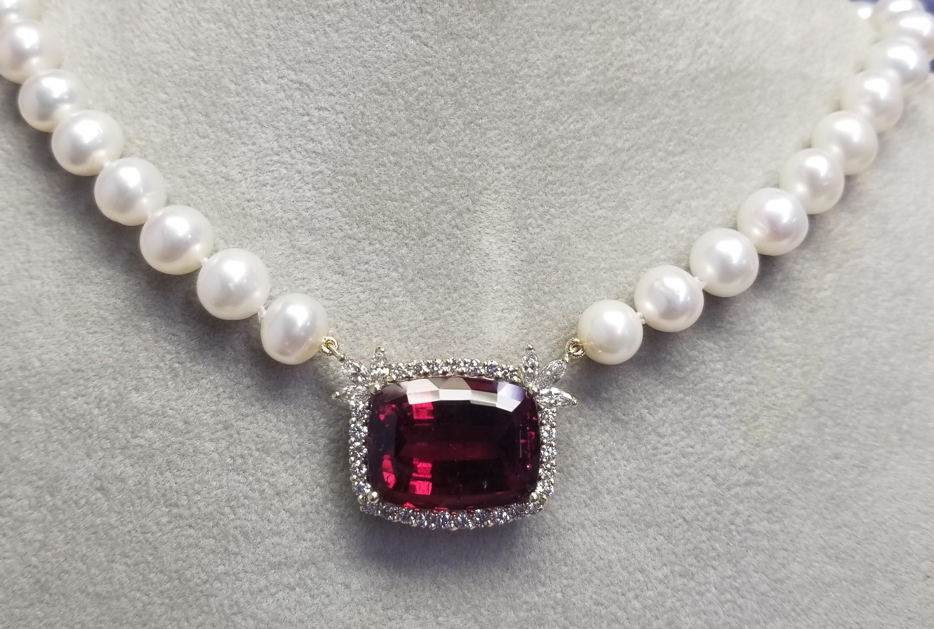Collier de perles de culture d'eau douce en or jaune 14k avec tourmaline Step Cut certifiée par le GIA  pesant 30,87cts. entouré de diamants.
Spécifications : 
    Métal : or jaune 14k 
    Poids : 5,2 gr
    Pierre principale :  Tourmaline