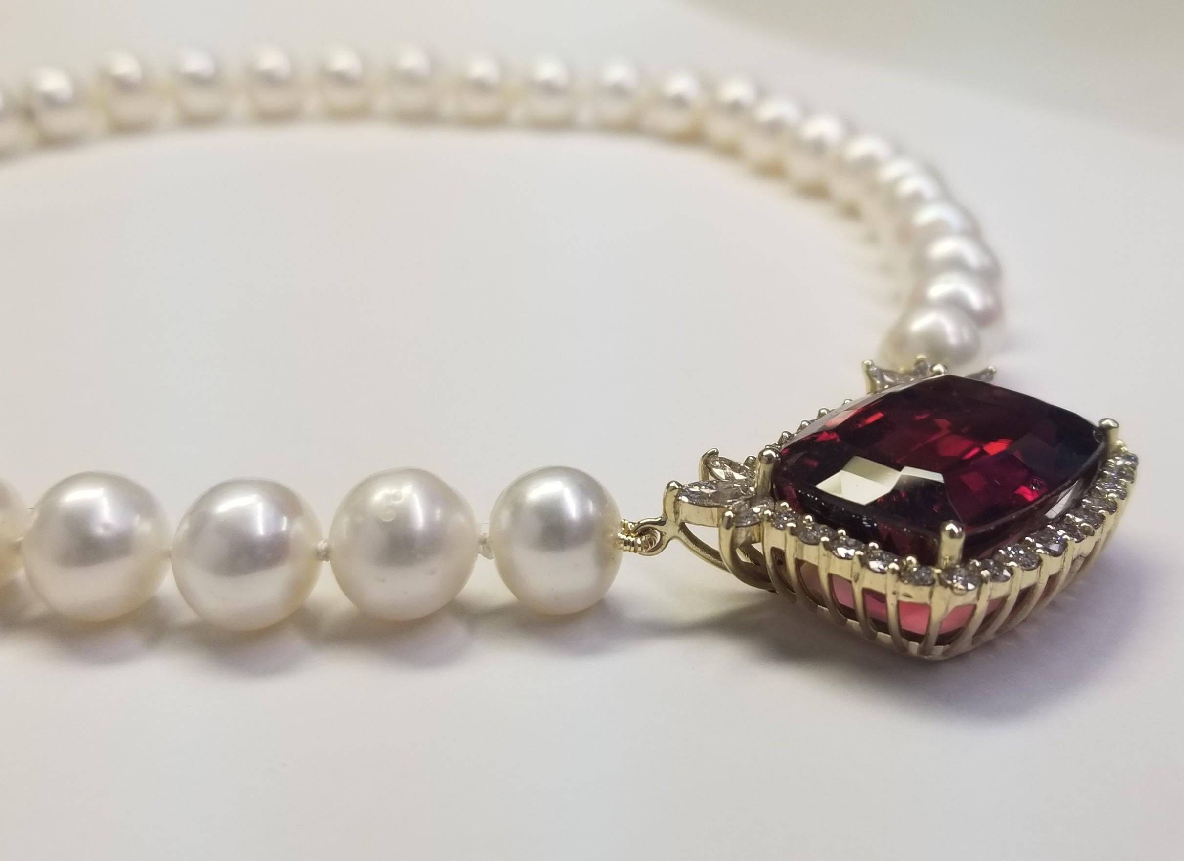 Contemporain GIA Certified Tourmaline 30.87 carats avec diamant et collier de perles en vente