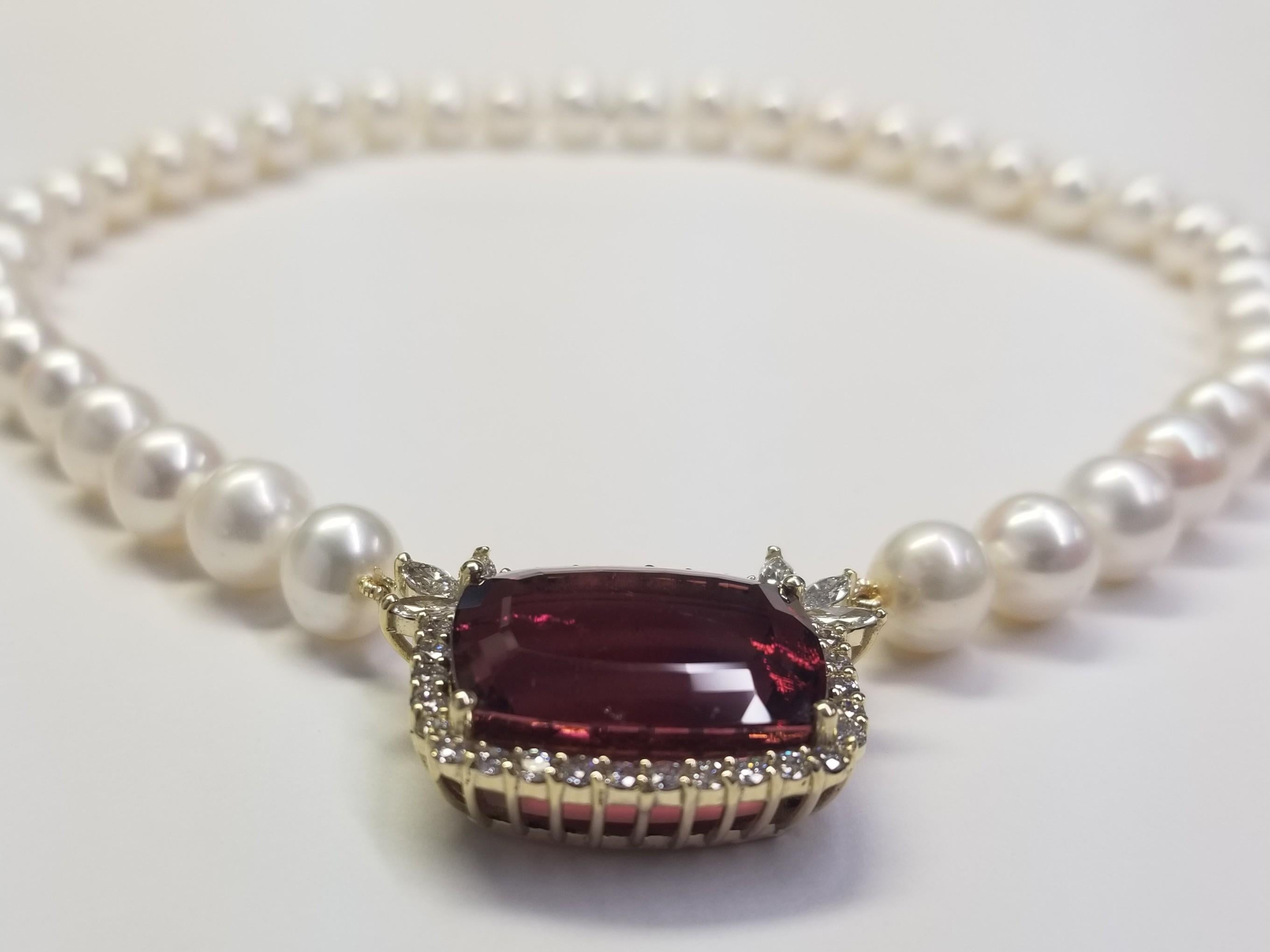 Taille coussin GIA Certified Tourmaline 30.87 carats avec diamant et collier de perles en vente
