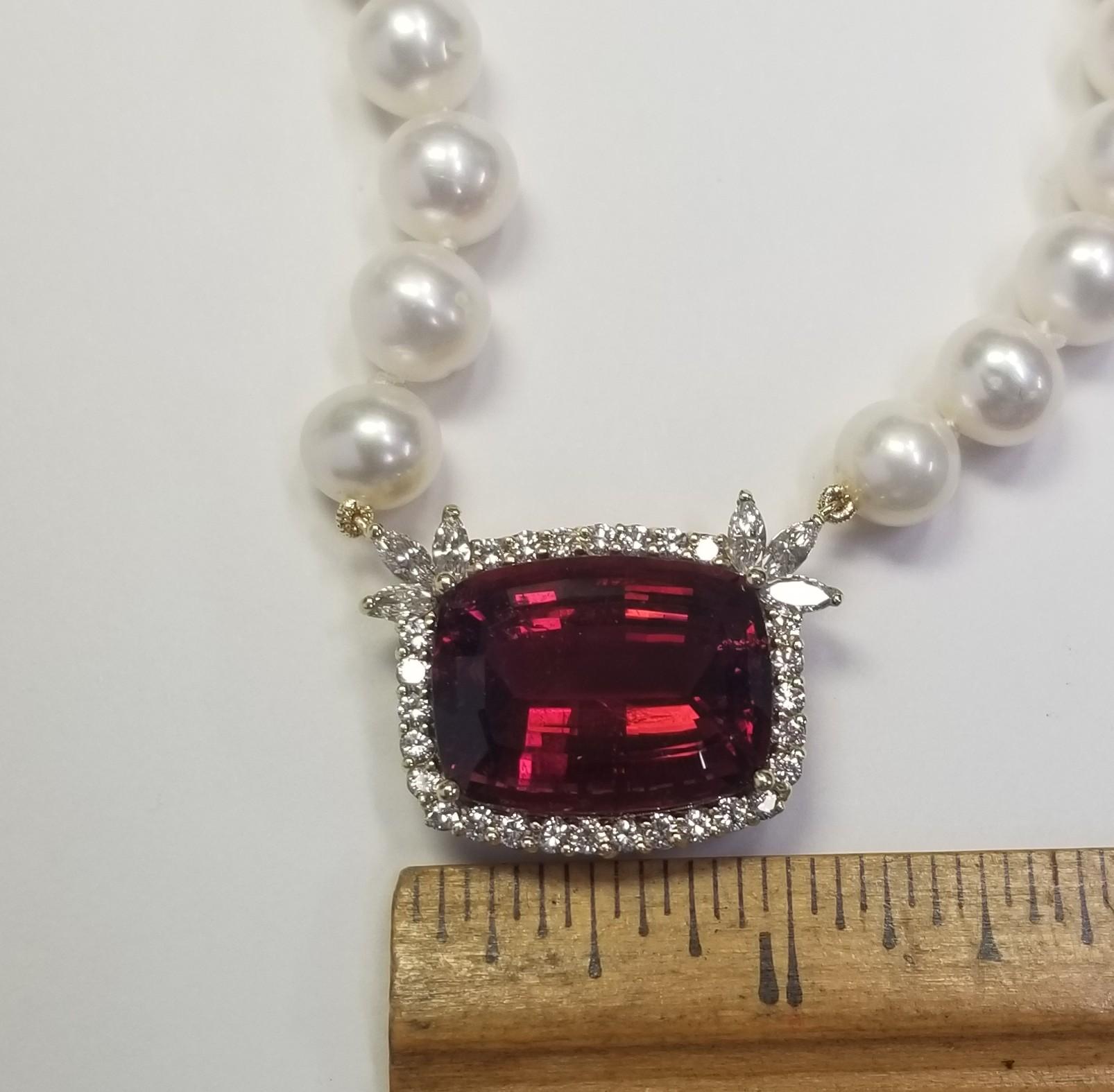 GIA Certified Tourmaline 30.87 carats avec diamant et collier de perles Unisexe en vente