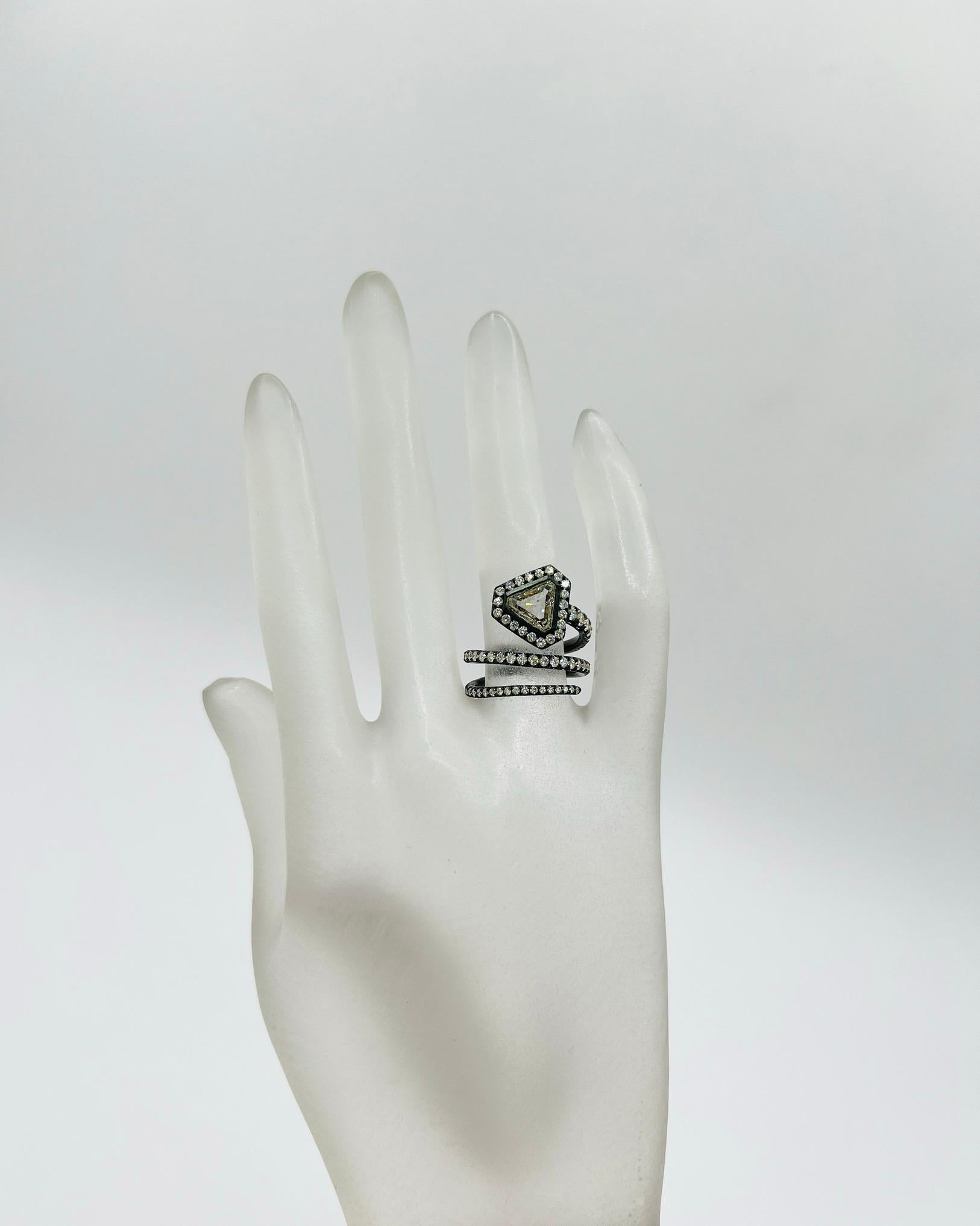 Taille trillion Bague serpent en or jaune 18 carats et rhodium noir avec diamant taillé en trillion GIA en vente