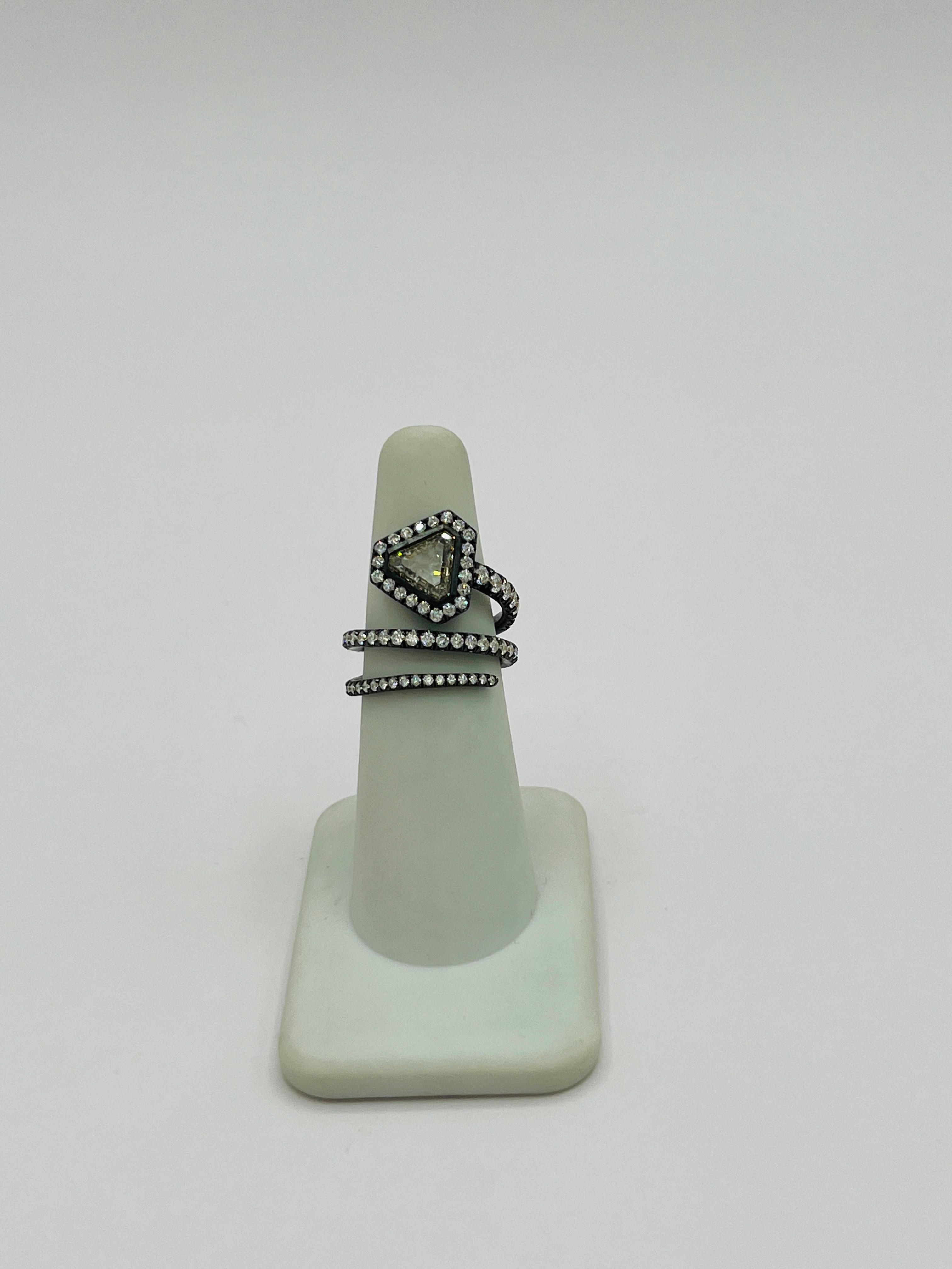 Bague serpent en or jaune 18 carats et rhodium noir avec diamant taillé en trillion GIA en vente 1