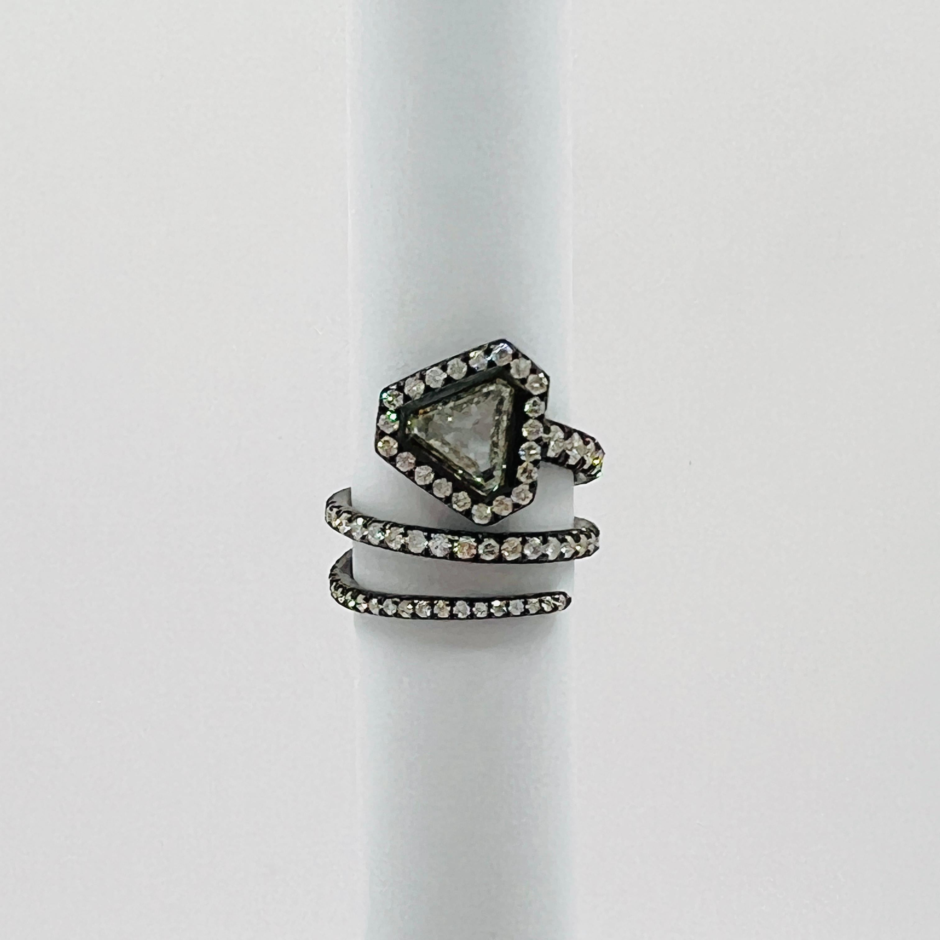 Bague serpent en or jaune 18 carats et rhodium noir avec diamant taillé en trillion GIA en vente 2