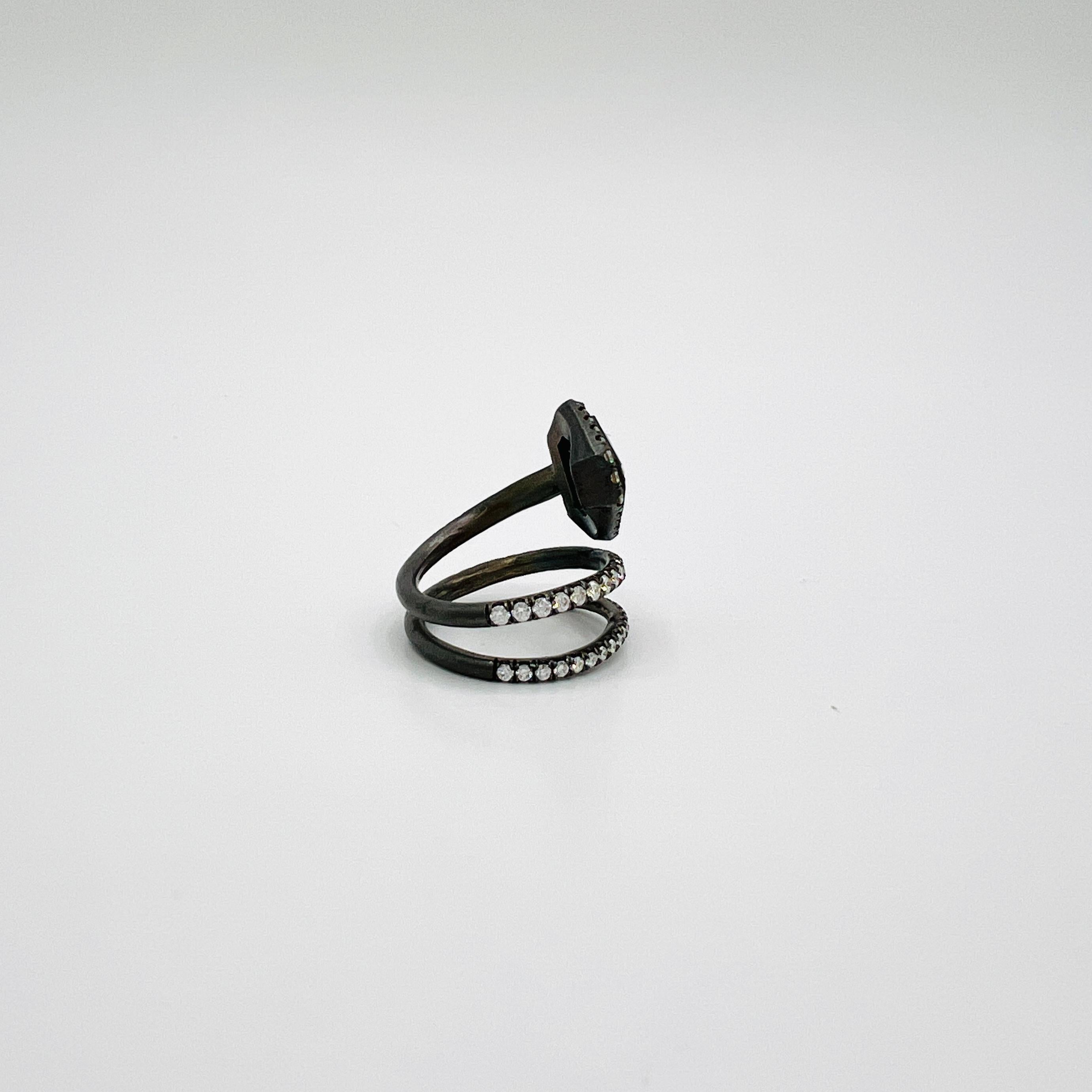 Bague serpent en or jaune 18 carats et rhodium noir avec diamant taillé en trillion GIA Neuf - En vente à Los Angeles, CA
