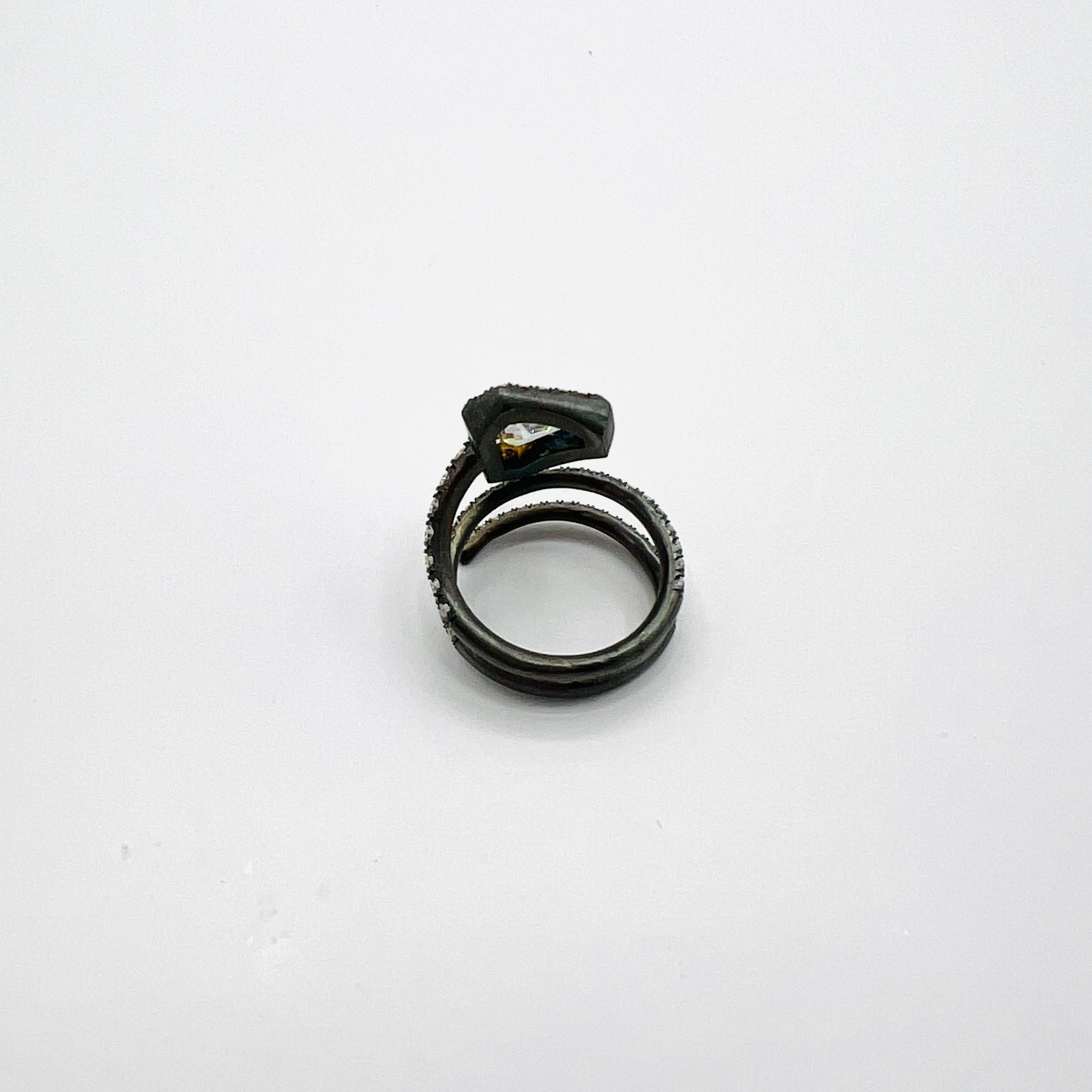 Bague serpent en or jaune 18 carats et rhodium noir avec diamant taillé en trillion GIA Unisexe en vente