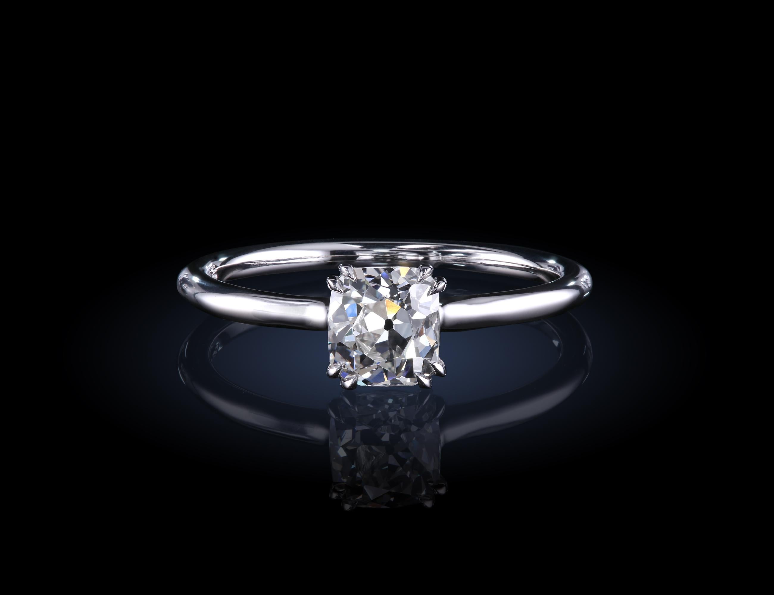 Contemporain Bague de fiançailles véritable ancienne en platine avec diamant coussin certifié GIA en vente