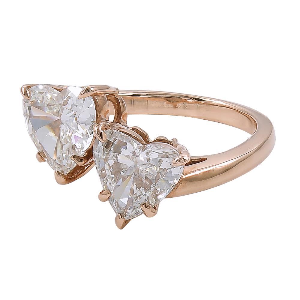 Dieser einzigartige Ring von ISSAC NUSSBAUM NEW YORK ist eine verbesserte Version des sehr beliebten Zwei-Stein-Rings.
Zwei herzförmige Diamanten, gefasst in handgearbeitetem Roségold, bilden diesen wunderschönen Ring.

Die beiden herzförmigen