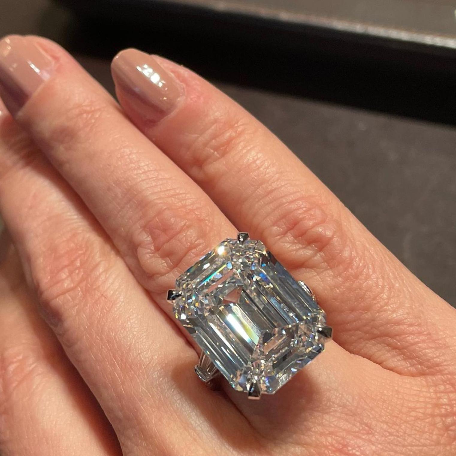 A exceptional ring with an investment grade emerald cut diamond.
The diamond, certified by GIA, is graded D in color and flawless in clarity; according to its gemmological report this rare diamond is type IIA.