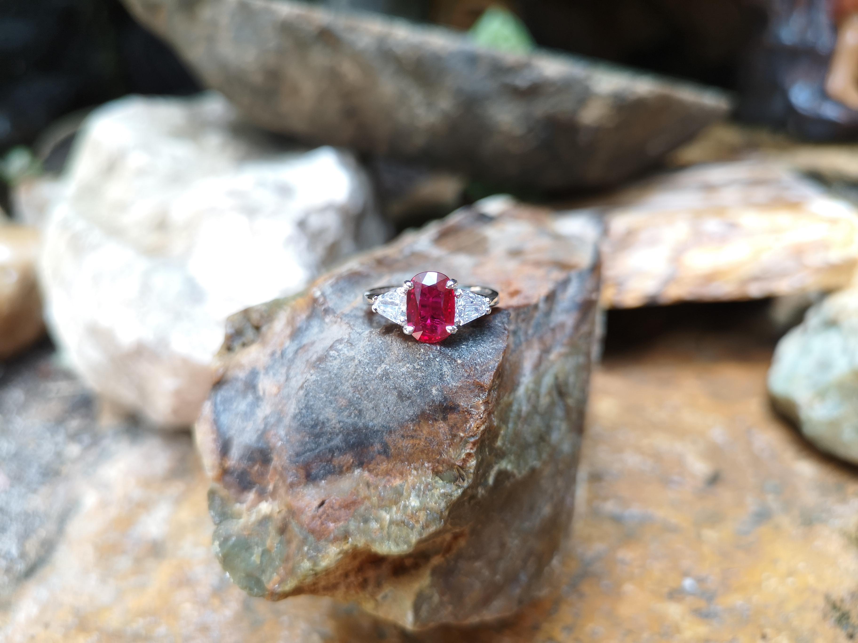 GIA-zertifizierter unerhitzter 1,56 Karat Rubin mit Diamantring aus 18 Karat Weißgold (Ovalschliff) im Angebot