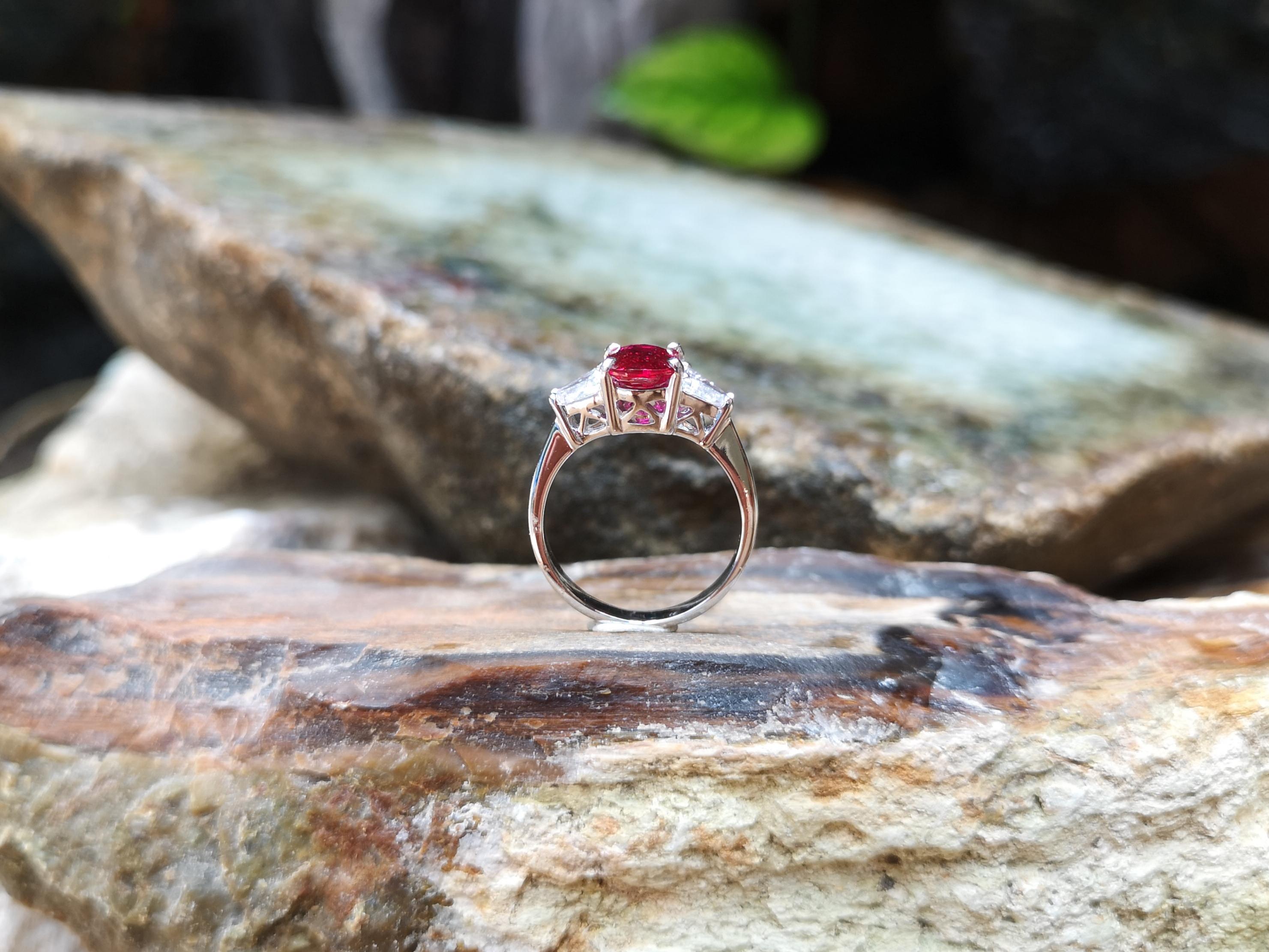 GIA Certified Unheated 1.56 Cts Ruby with Diamond Ring in 18 Karat White Gold In New Condition For Sale In Bangkok, TH
