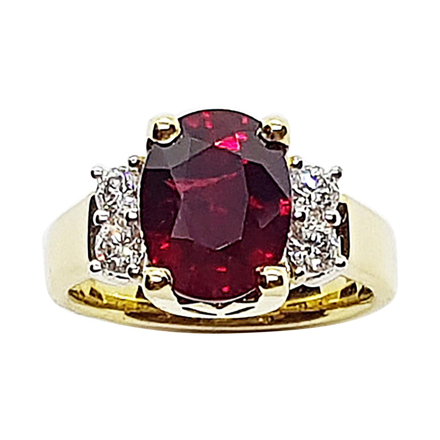 Bague en or 18 carats sertie d'un rubis non chauffé de 4 carats et de diamants, certifié GIA en vente