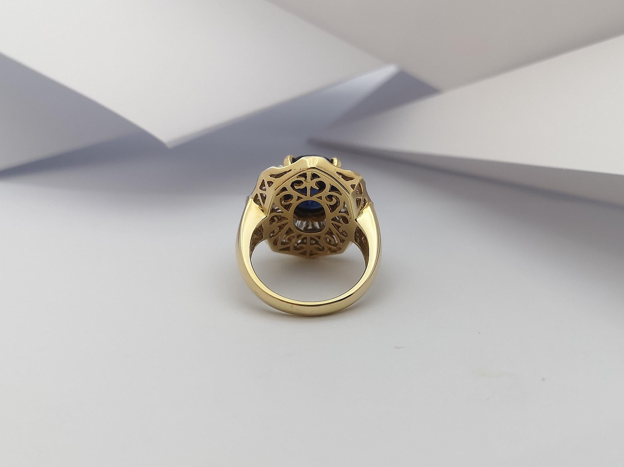 GIA Certified Unheated 5 Cts Blue Sapphire with Diamond Ring in 18 Karat Gold For Sale 4