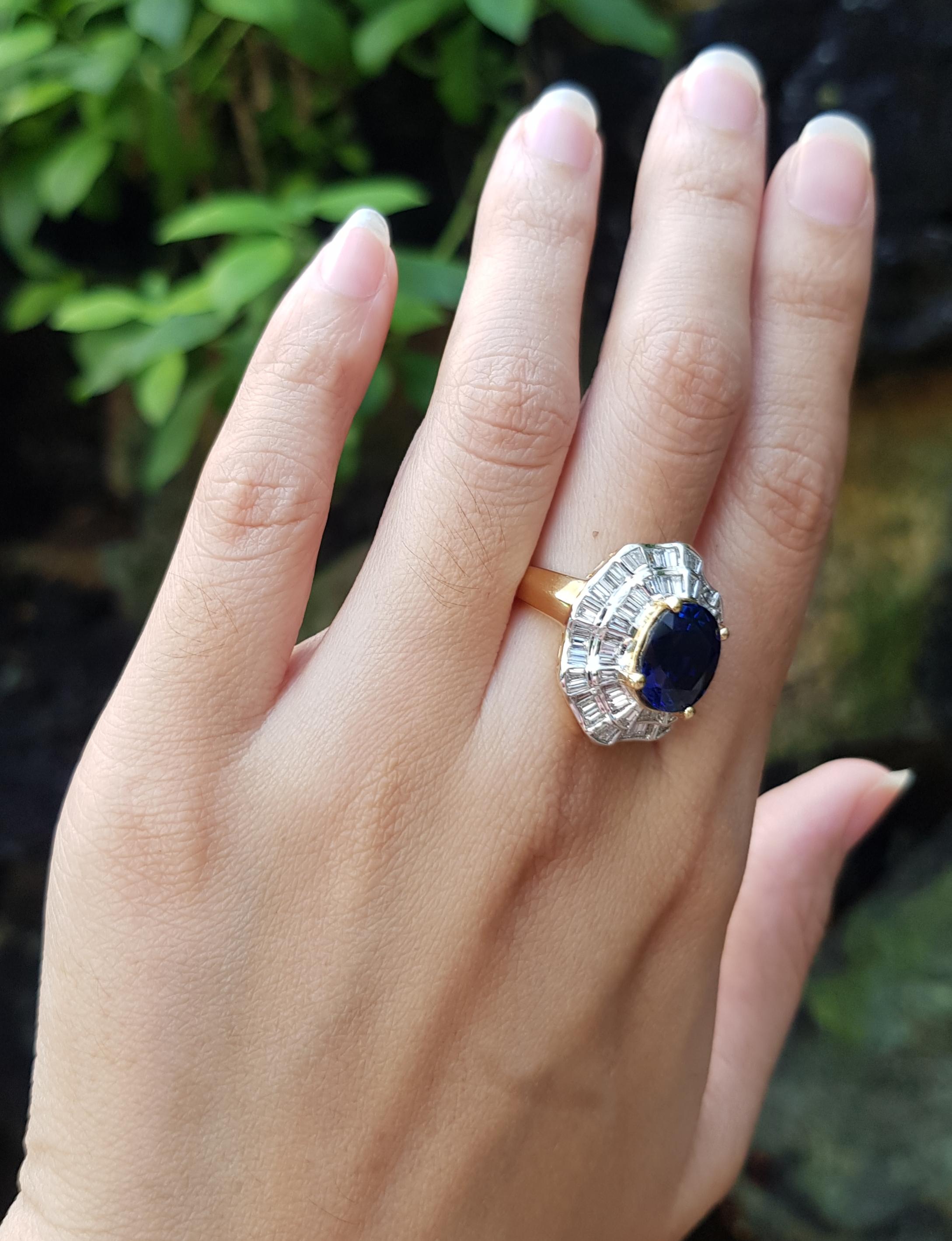 Art Deco GIA Certified Unheated 5 Cts Blue Sapphire with Diamond Ring in 18 Karat Gold For Sale