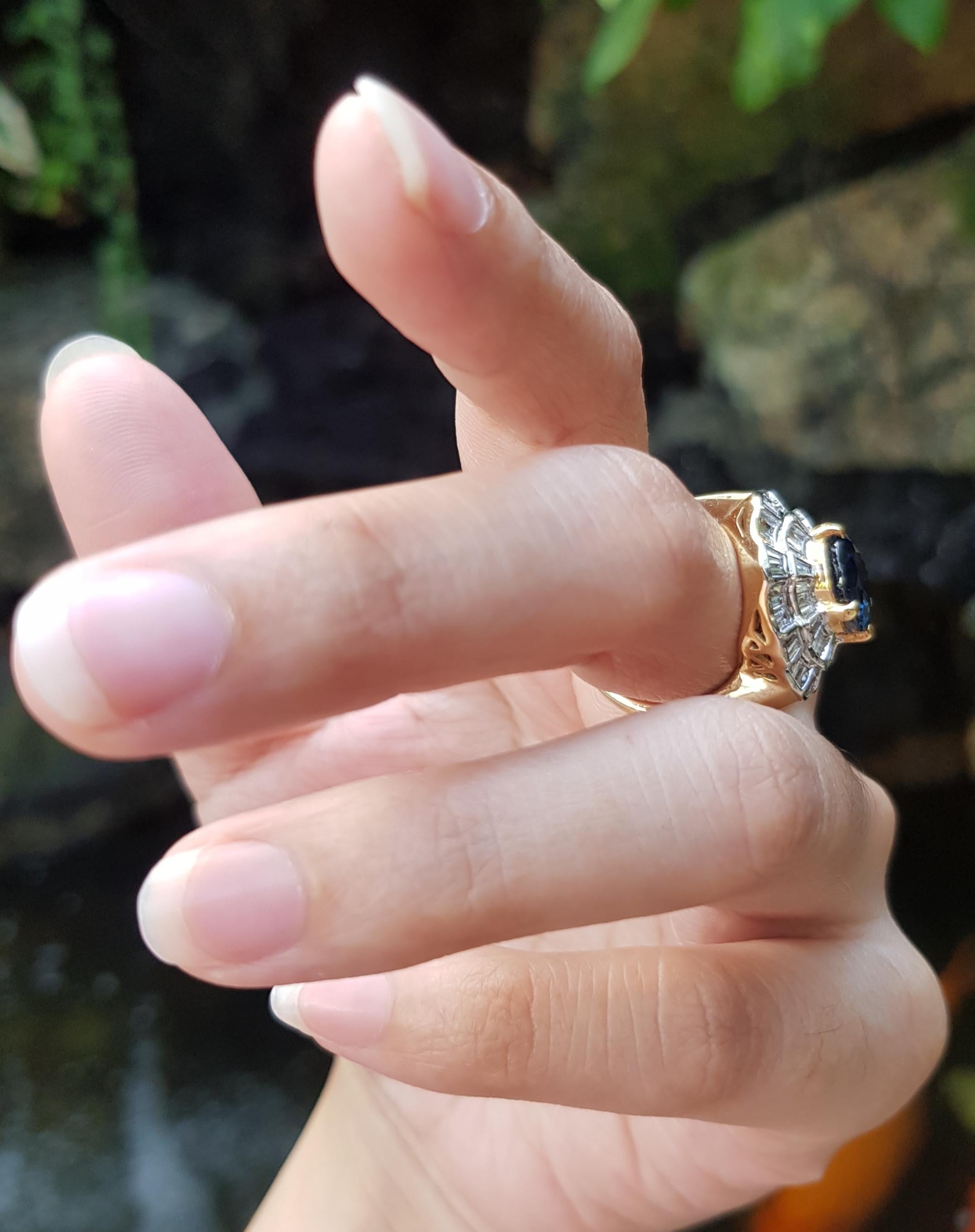 GIA Certified Unheated 5 Cts Blue Sapphire with Diamond Ring in 18 Karat Gold In New Condition For Sale In Bangkok, TH
