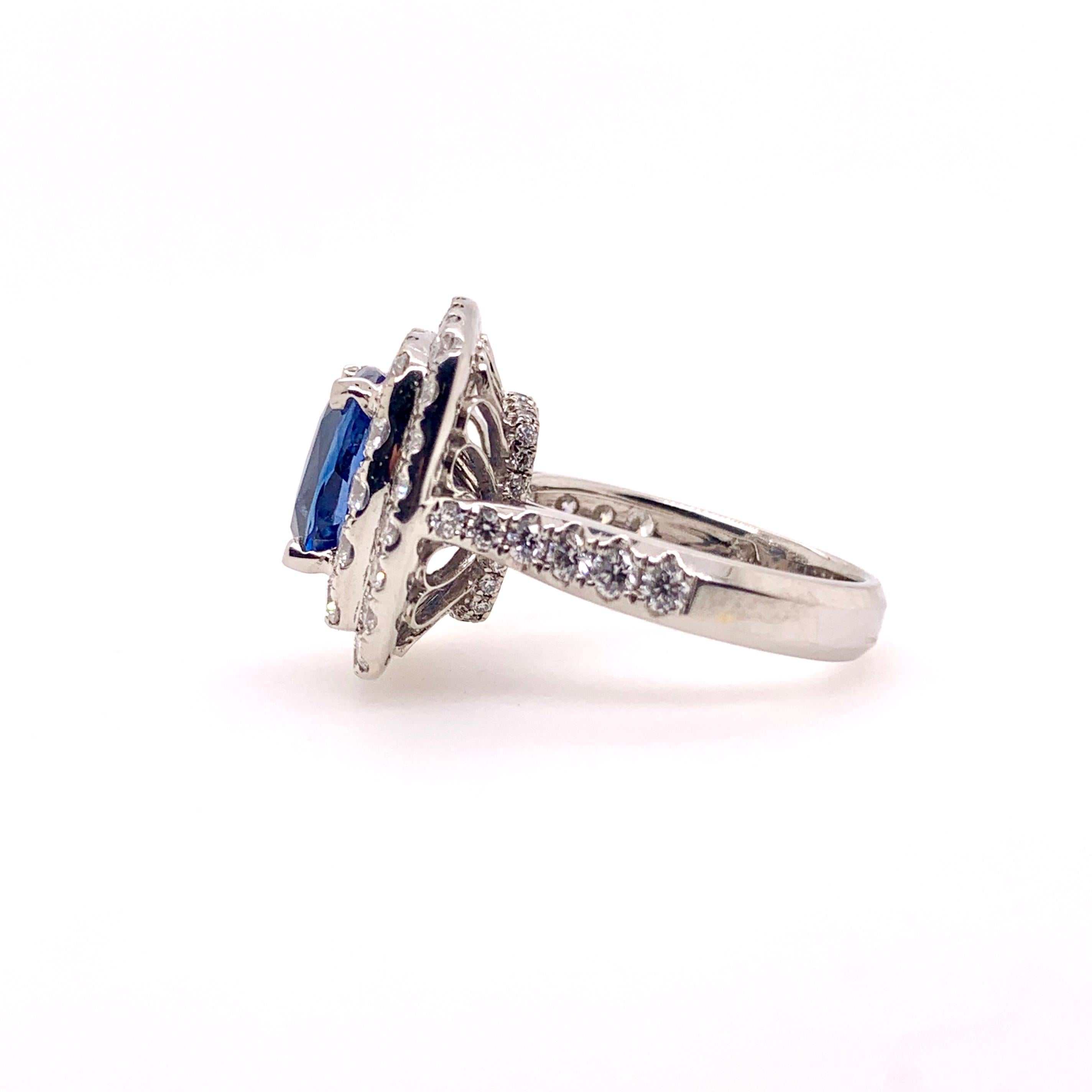 Dieser atemberaubende, samtblaue Saphir in einer doppelten Halo-Diamantenfassung ist ein zeitloser Stil, der alle Blicke auf sich zieht!  Der blaue Saphir von 4,00 Karat ist GIA-zertifiziert und nicht erhitzt.  Die runden Brillanten haben ein