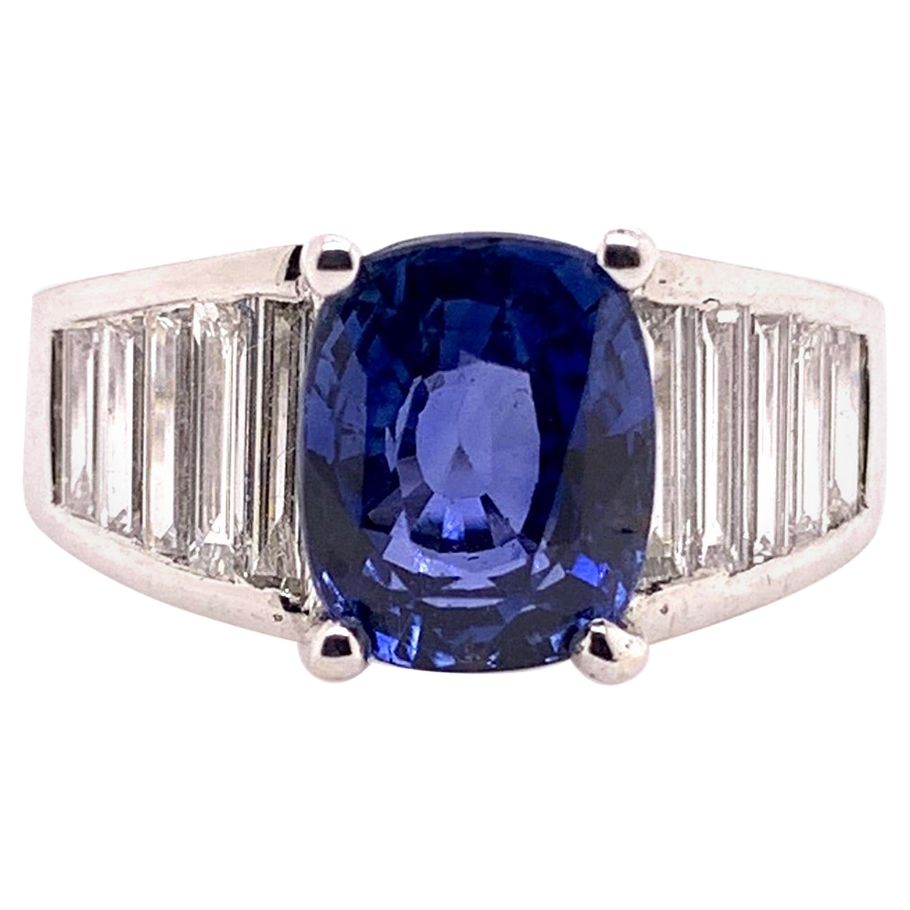 Bague en or blanc 18 carats avec saphir bleu non chauffé et diamants certifiés GIA en vente