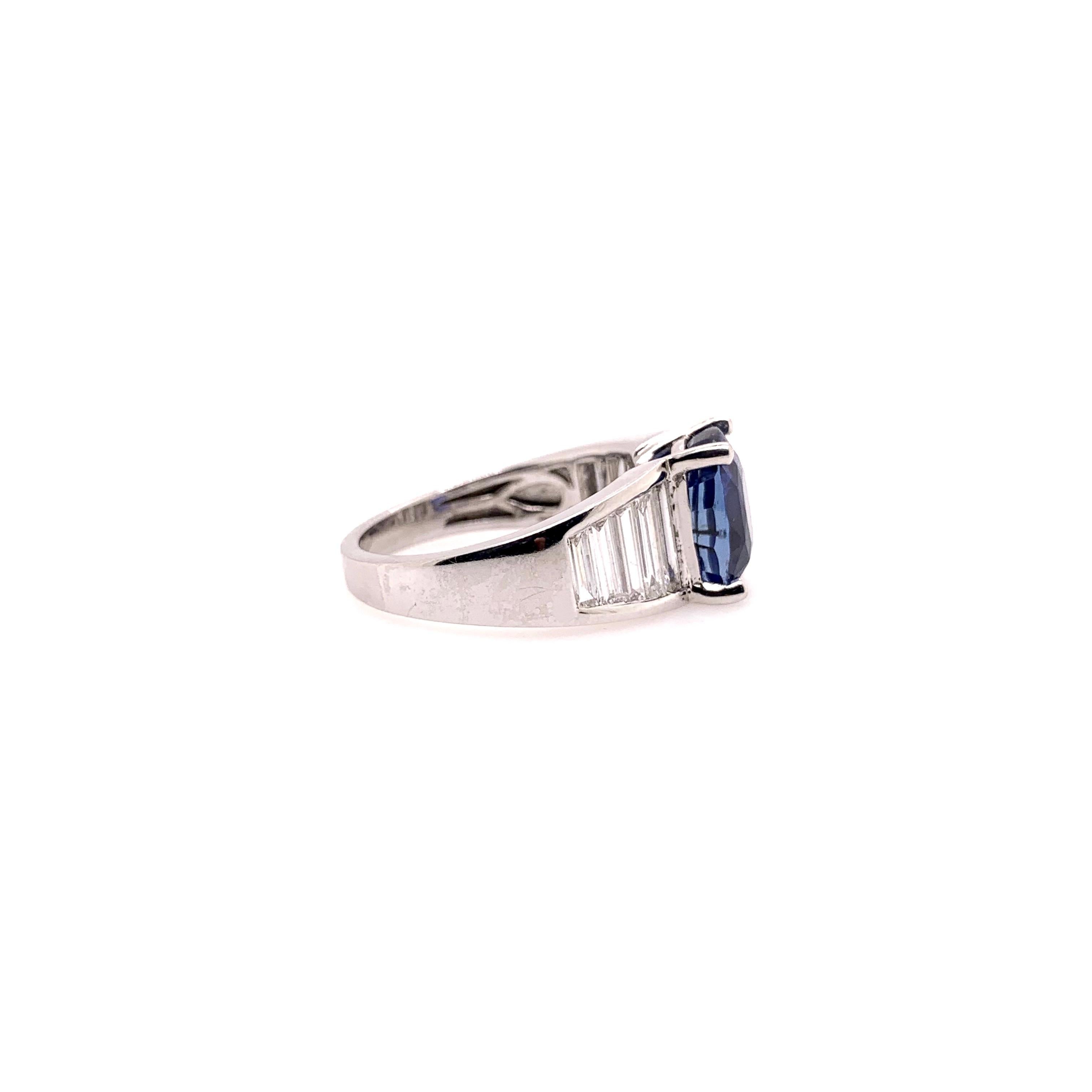 Taille coussin Bague en or blanc 18 carats avec saphir bleu non chauffé et diamants certifiés GIA en vente