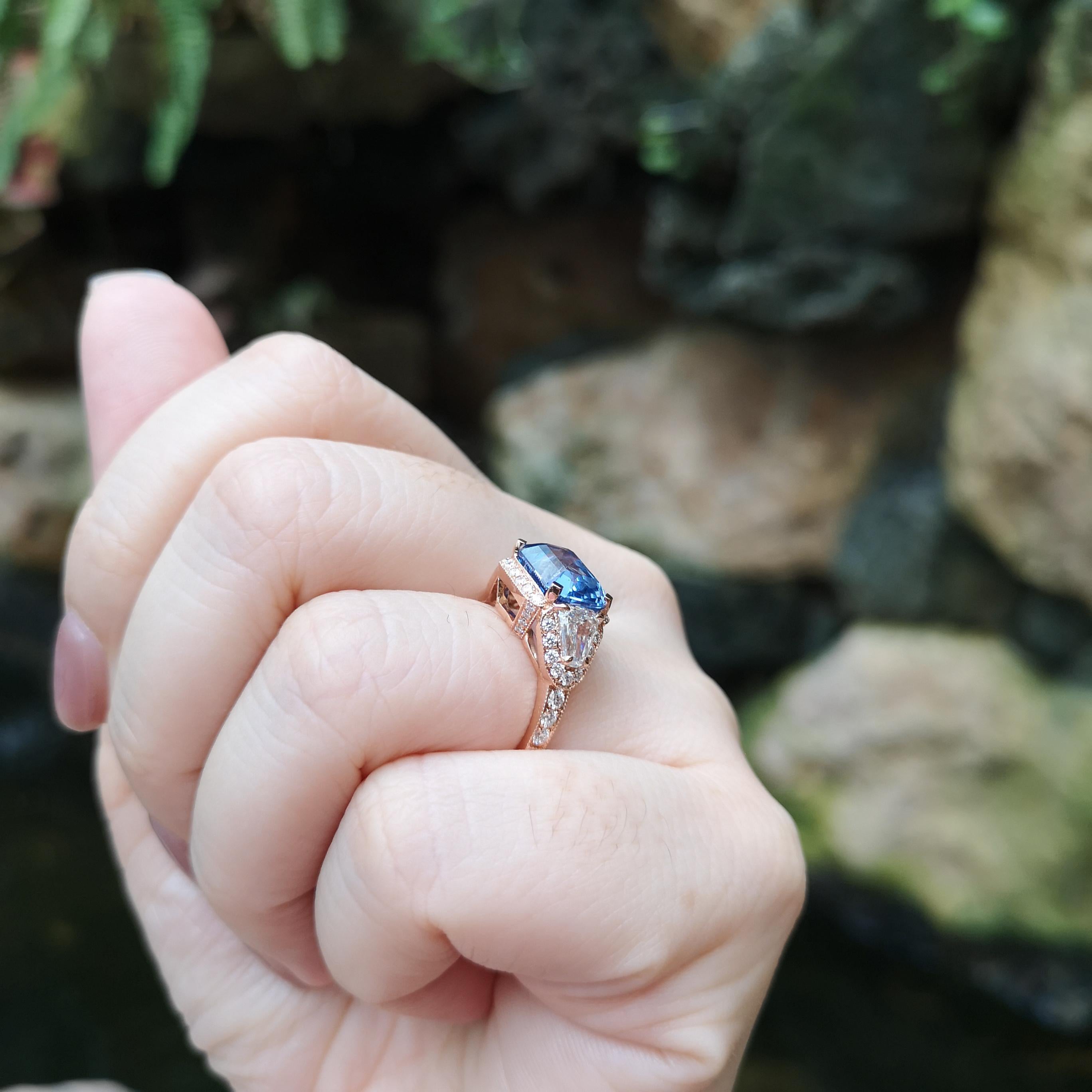 Taglio cuscino Anello con zaffiro blu di Ceylon non riscaldato e diamanti in oro rosa 18 carati certificato GIA in vendita