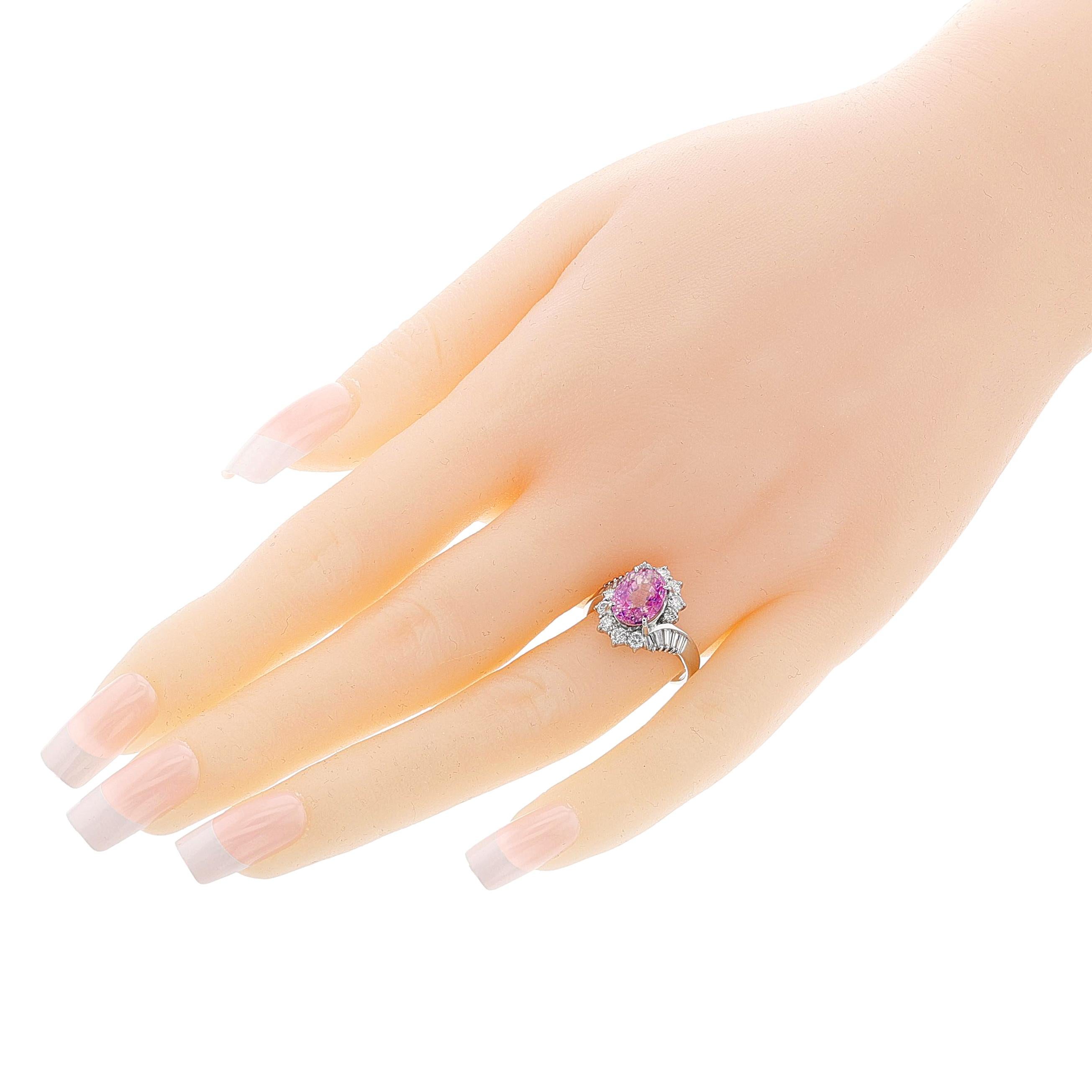 Ein GIA-zertifizierter, nicht erhitzter Ceylon-Ring mit 3,92 Karat rosa Saphir und Diamant aus Platin.  Die Diamanten wiegen 0,89 Karat (Gewicht eingraviert). Das Gesamtgewicht des Rings beträgt 7.48 Gramm. Ring Größe 6.50 US. 

SKU: 1531