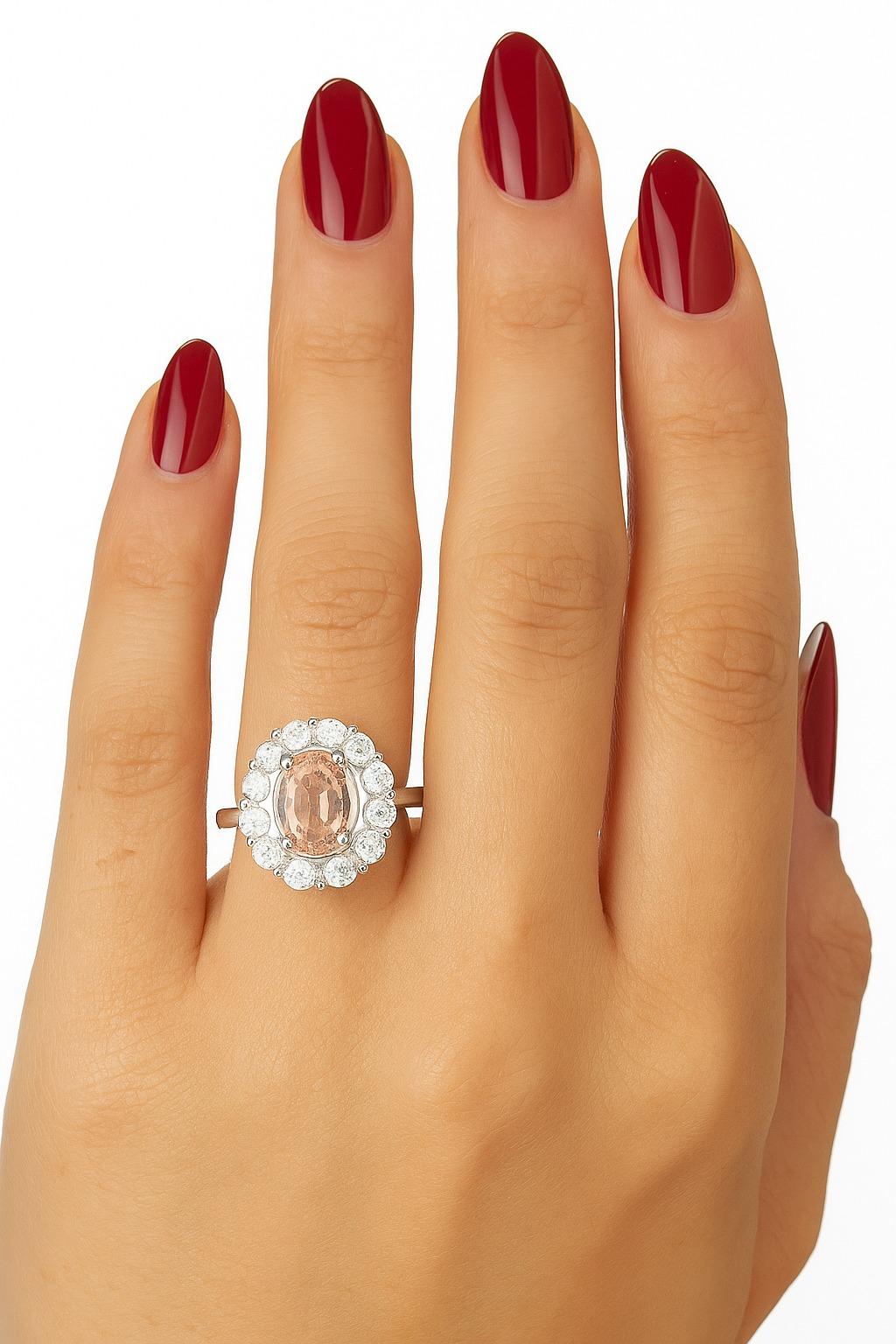 Anello con zaffiro Padparadscha e diamante non riscaldato certificato GIA da 3,91 carati in platino

Questo squisito anello di proprietà mette in mostra uno zaffiro Padparadscha non riscaldato di 3,91 carati, quasi certamente di origine srilankese,