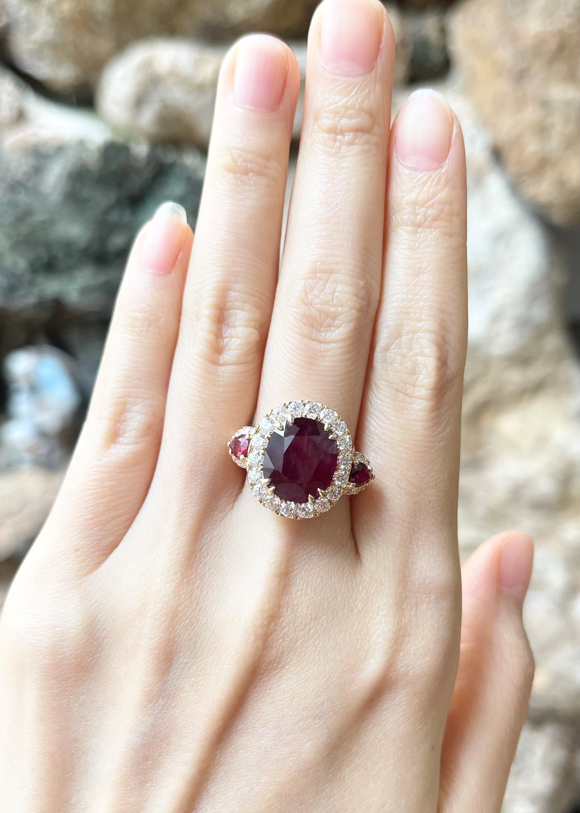 Anello con rubino non riscaldato certificato GIA da 7,57 carati, rubino da 0,80 carati e diamante da 1,25 carati con montatura in oro rosa 18 carati

Larghezza:  1.6 cm 
Lunghezza: 1.8 cm
Misura dell'anello: 53
Peso totale: 11.06 grammi

