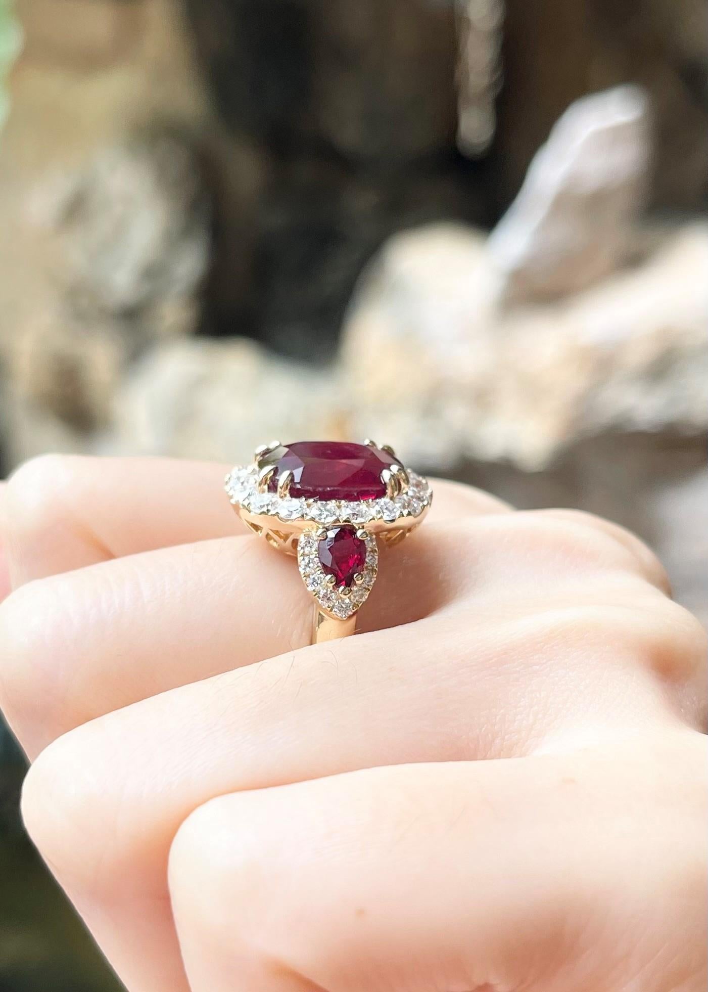 Contemporaneo Anello con rubino non riscaldato e diamante certificato GIA con montatura in oro rosa 18 carati in vendita
