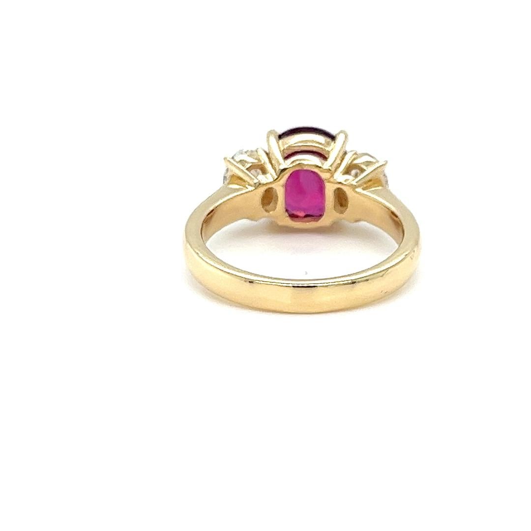 Taille ovale GIA Certified Unheated Ruby and Diamond Three Stone Ring in Yellow Gold (Bague à trois pierres en or jaune avec rubis et diamants non chauffés certifiés par le GIA) en vente