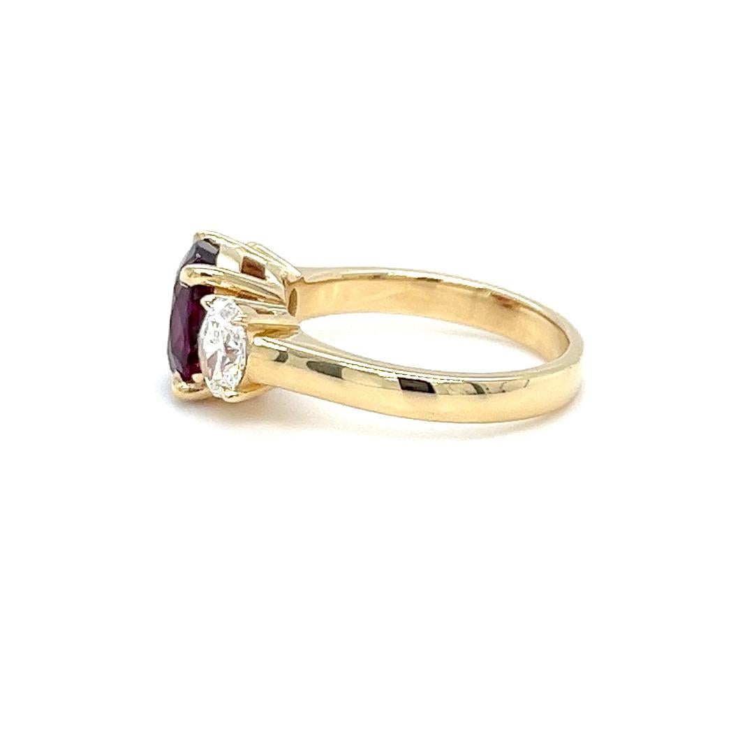 GIA Certified Unheated Ruby and Diamond Three Stone Ring in Yellow Gold (Bague à trois pierres en or jaune avec rubis et diamants non chauffés certifiés par le GIA) Neuf - En vente à Coral Gables, FL