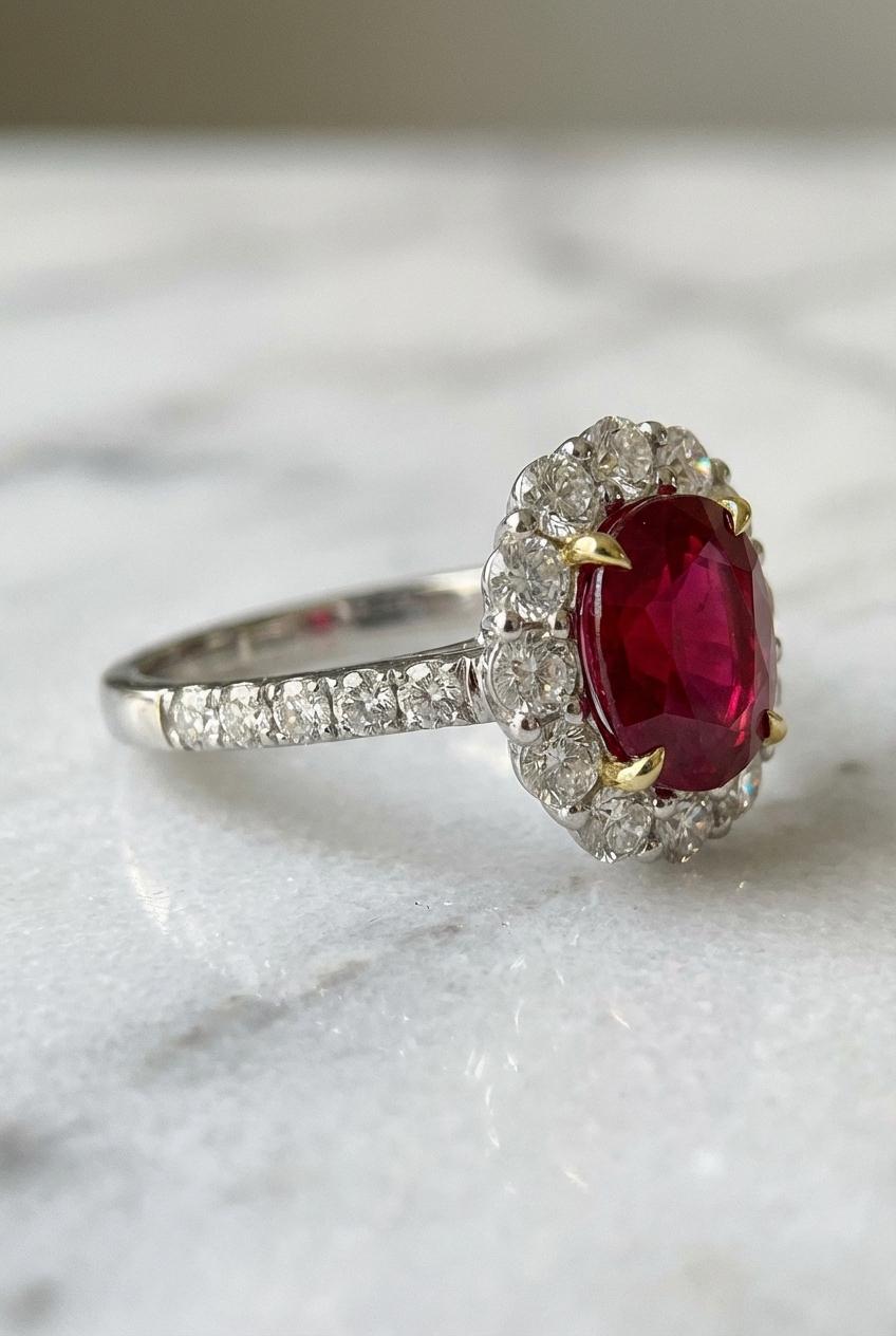 magnifico rubino naturale da 3,02 carati certificato GIA, con una tonalità di rosso vivida e trasparente e un elegante taglio ovale a brillante. Senza indicazioni di riscaldamento (NTE) - una rarità molto apprezzata dagli intenditori - questo rubino