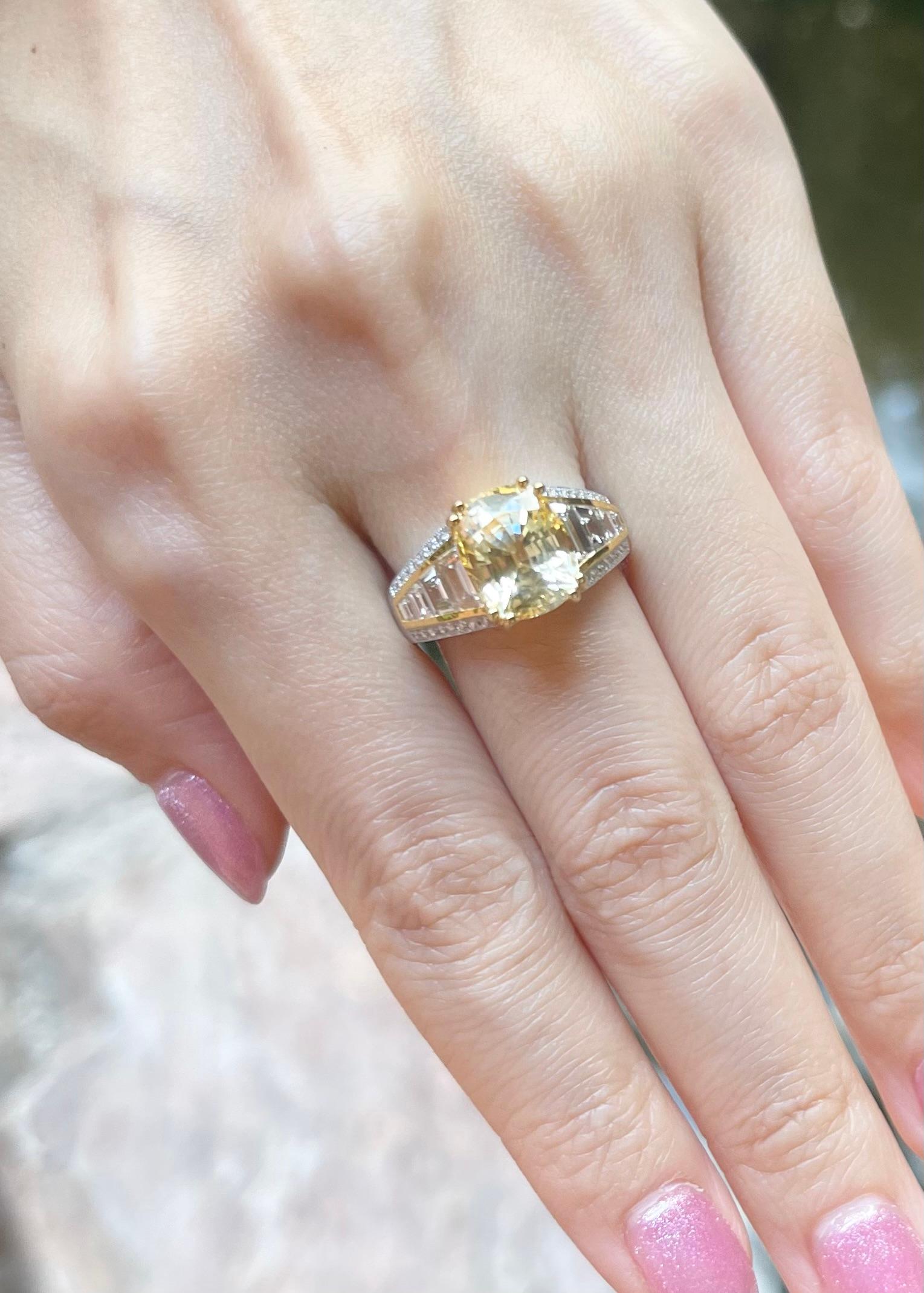 GIA Certified Unheated Yellow Sapphire 5cts with Diamond Ring in 18K White Gold In New Condition For Sale In Bangkok, TH